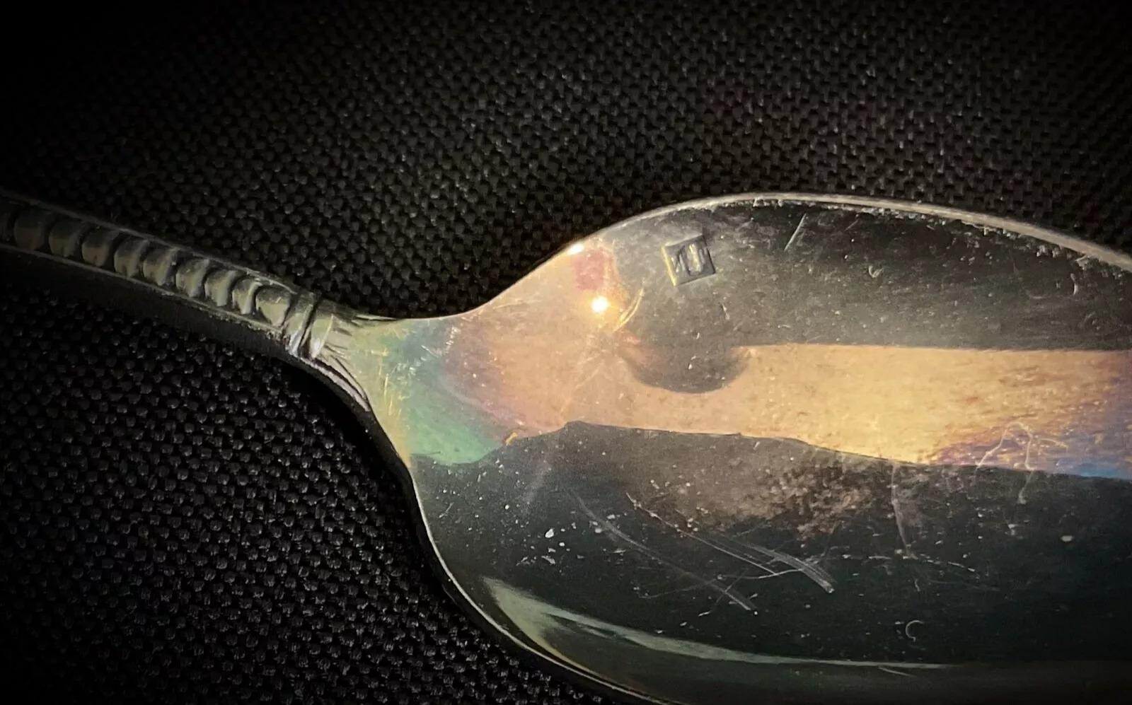 20ième siècle Vintage Set of 7 Silver-Plated Spoons with Blazon Design - French Origin - 2Y446 (Jeu de 7 cuillères en métal argenté avec design de blason) en vente