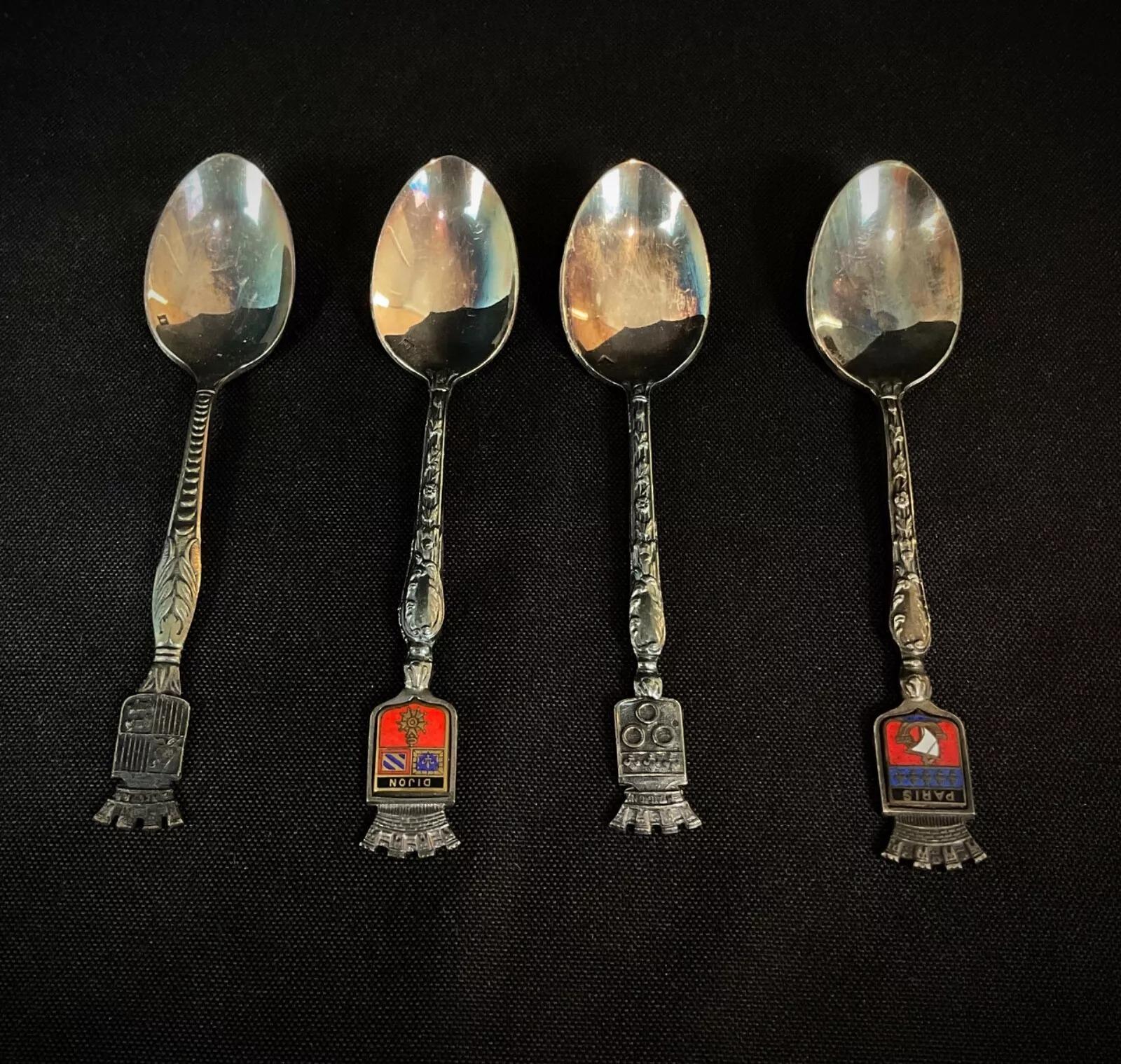 Métal Vintage Set of 7 Silver-Plated Spoons with Blazon Design - French Origin - 2Y446 (Jeu de 7 cuillères en métal argenté avec design de blason) en vente