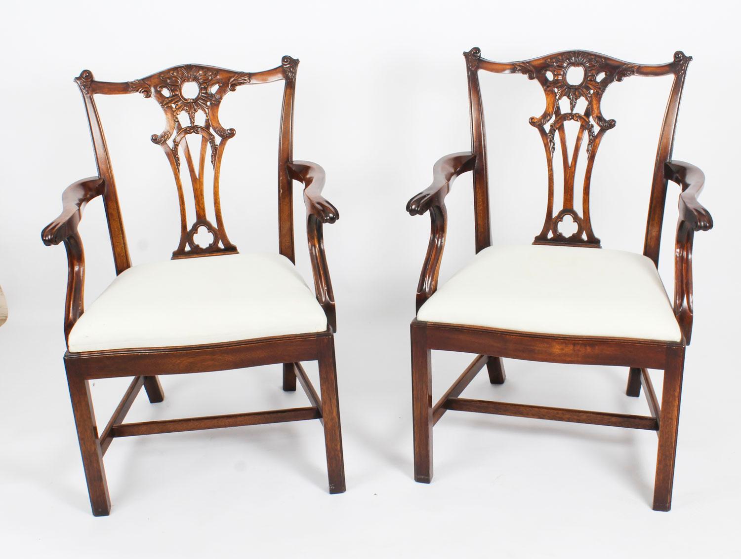 Ein schönes Vintage-Set von acht geschnitzten Mahagoni-Sesseln im Chippendale-Stil aus der Mitte des 20.

Sie wurden aus massivem Mahagoniholz handgeschnitzt, haben eine durchbrochene Rückenlehne, versenkbare Sitze und stehen auf quadratisch