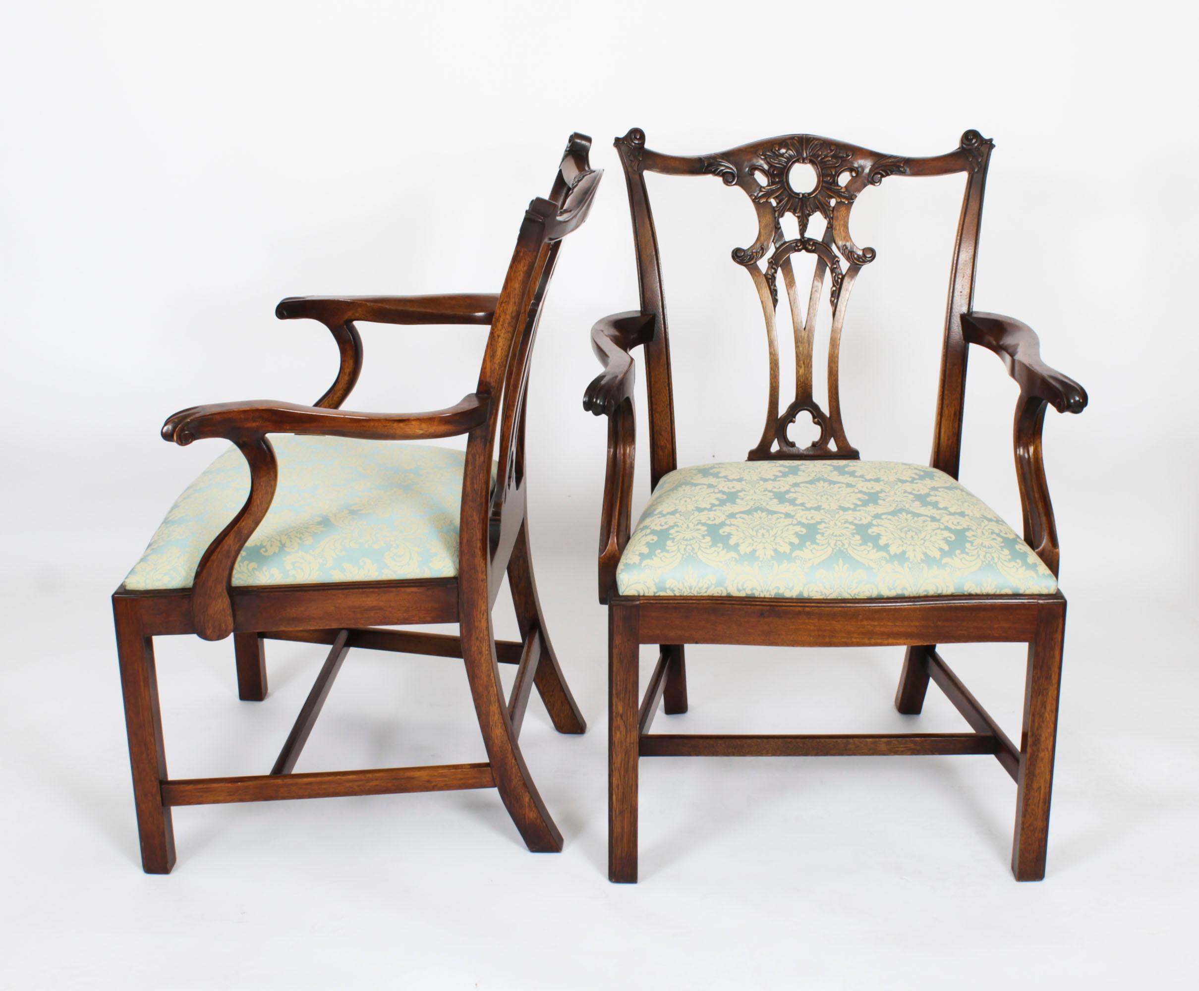 Magnifique ensemble Vintage de huit fauteuils ouverts en acajou sculpté de style Chippendale Revival, datant du milieu du 20e siècle.

Elles ont été fabriquées à partir d'acajou massif sculpté à la main et sont dotées d'un dossier percé, d'un siège