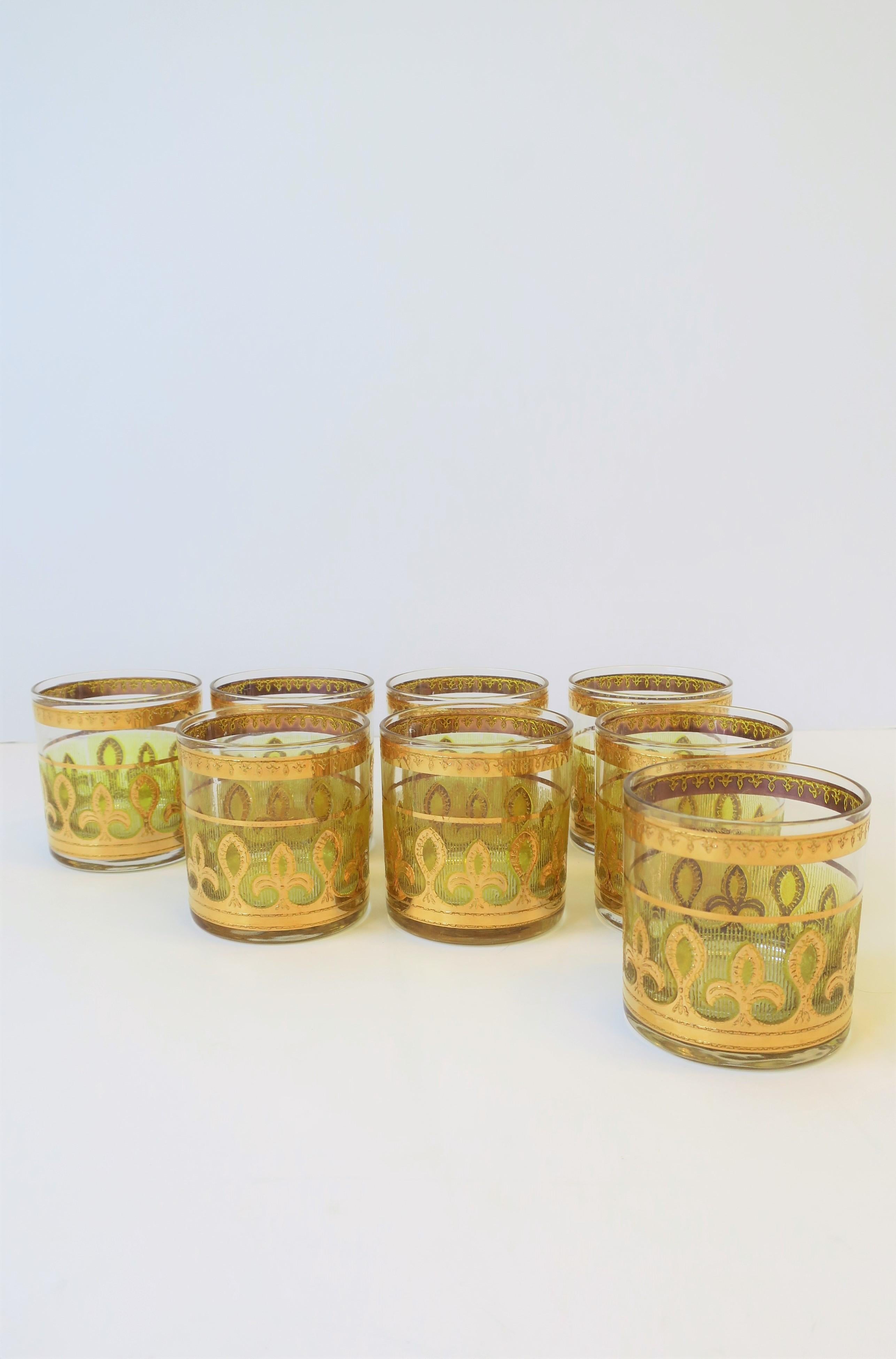 A beautiful set of 8 vintage mid-20th century canary yellow and 22-karat gold lowball rocks' cocktail glasses with a Fleur-de-lis design, in the Hollywood Regency style, circa 1960s. U.S. Great for summer or holiday entertaining, bar cart or bar