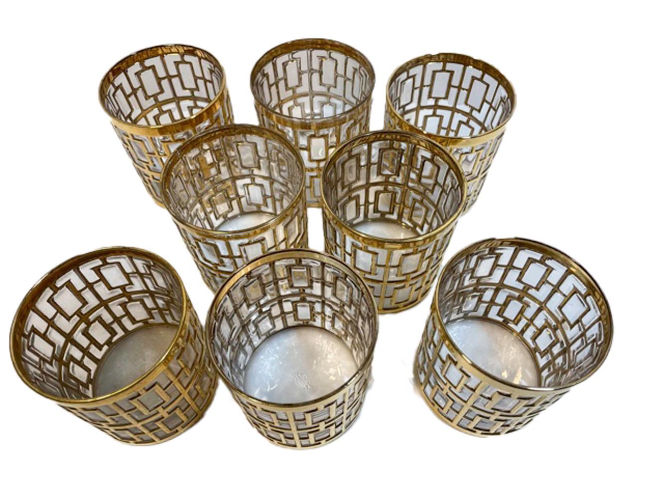 Ensemble de 8 verres à whisky de style moderne du milieu du siècle, fabriqués par Imperial Glass Co. dans le motif Shoji. Chaque pièce est moulée avec un motif en relief inspiré des écrans japonais Shoji. Les zones en relief sont ensuite dorées à