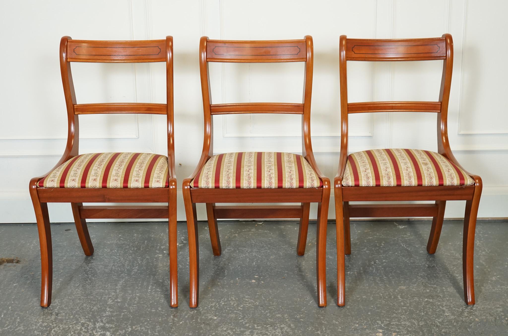 Britannique Ensemble vintage de 8 chaises de salle à manger YEW WOOD J1 en vente