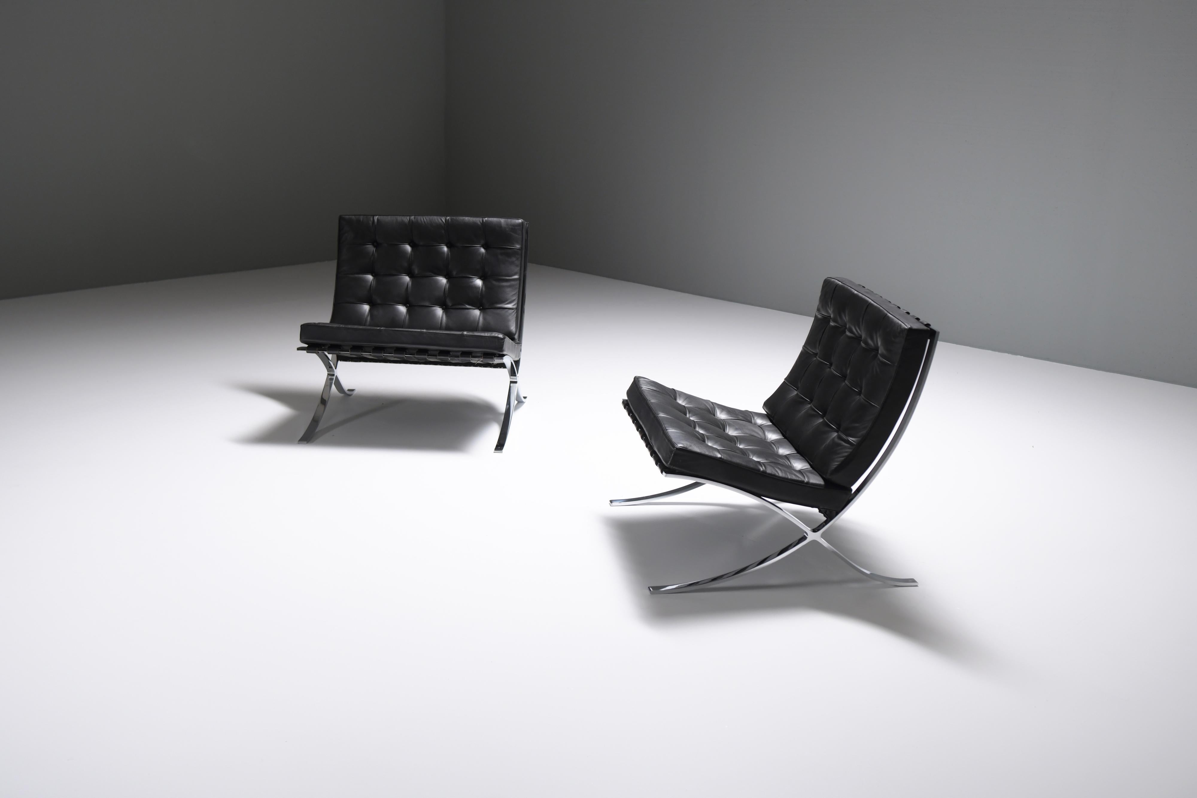 Mid-Century Modern Vintage set of Barcelona Chairs - Ludwig Mies van der Rohe - Knoll International For Sale