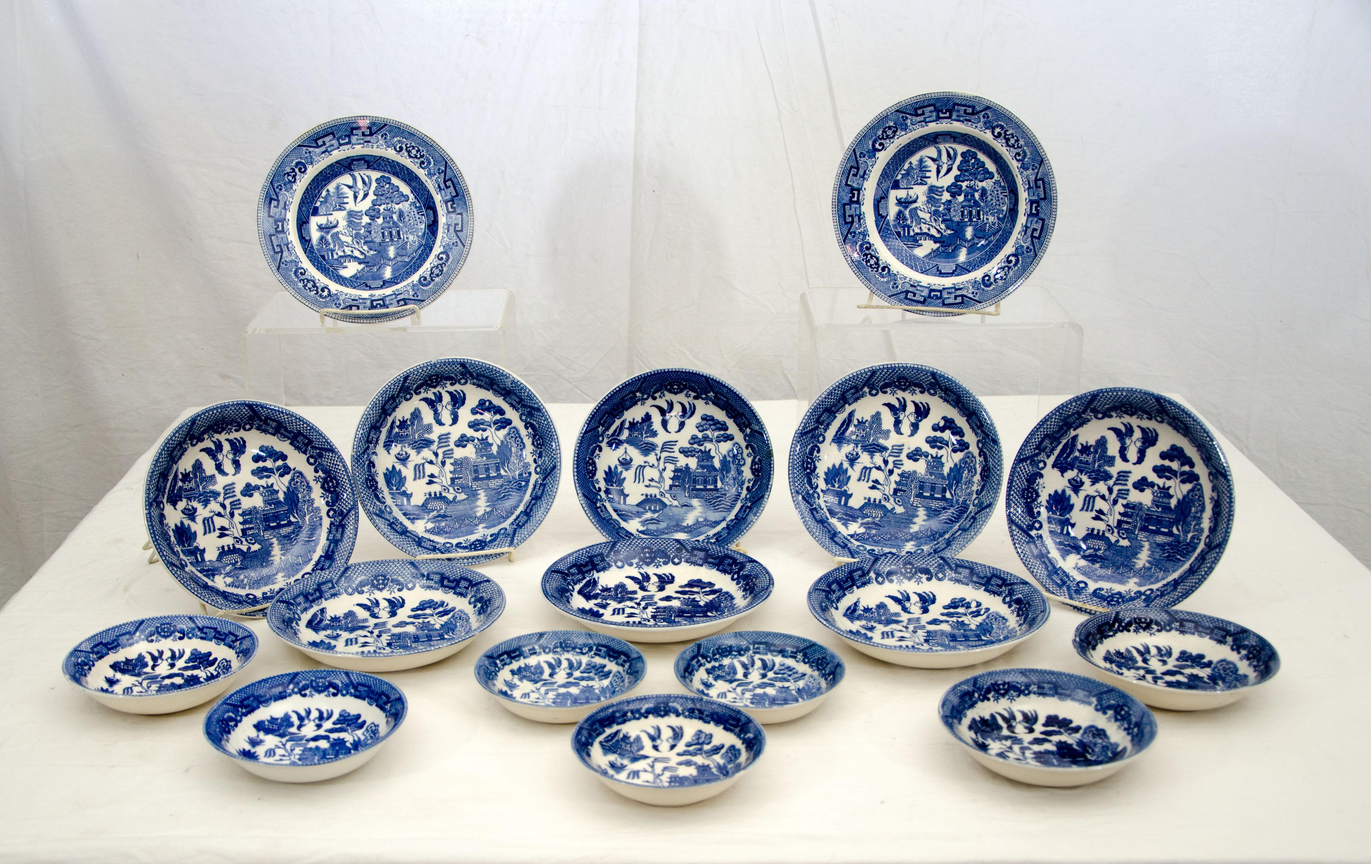 19th Century Vintage Set of Blue Willow China Service 117 Pieces