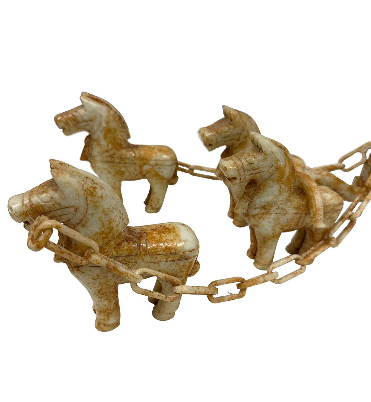 Exportation chinoise Vieille statue chinoise en jade sculpté représentant un cheval drapé sur un chariot en vente