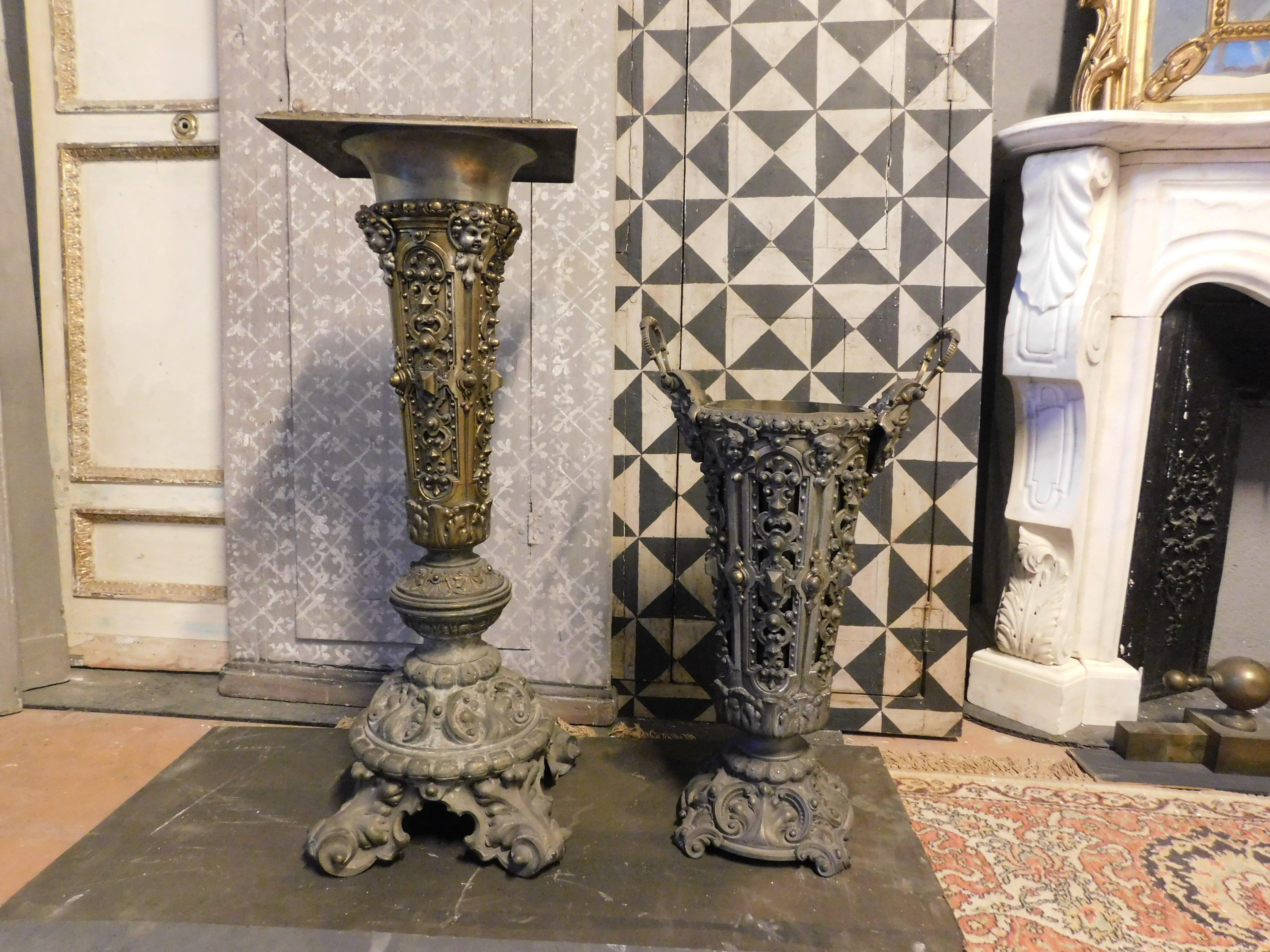 Vintage set of column vase holder and vase umbrella stand, in brass-like metal, richly carved and gilded, built in Italy in the early 1900s.
Usable in different ways, both separated as columns and umbrella stands, and combined as a column and vase