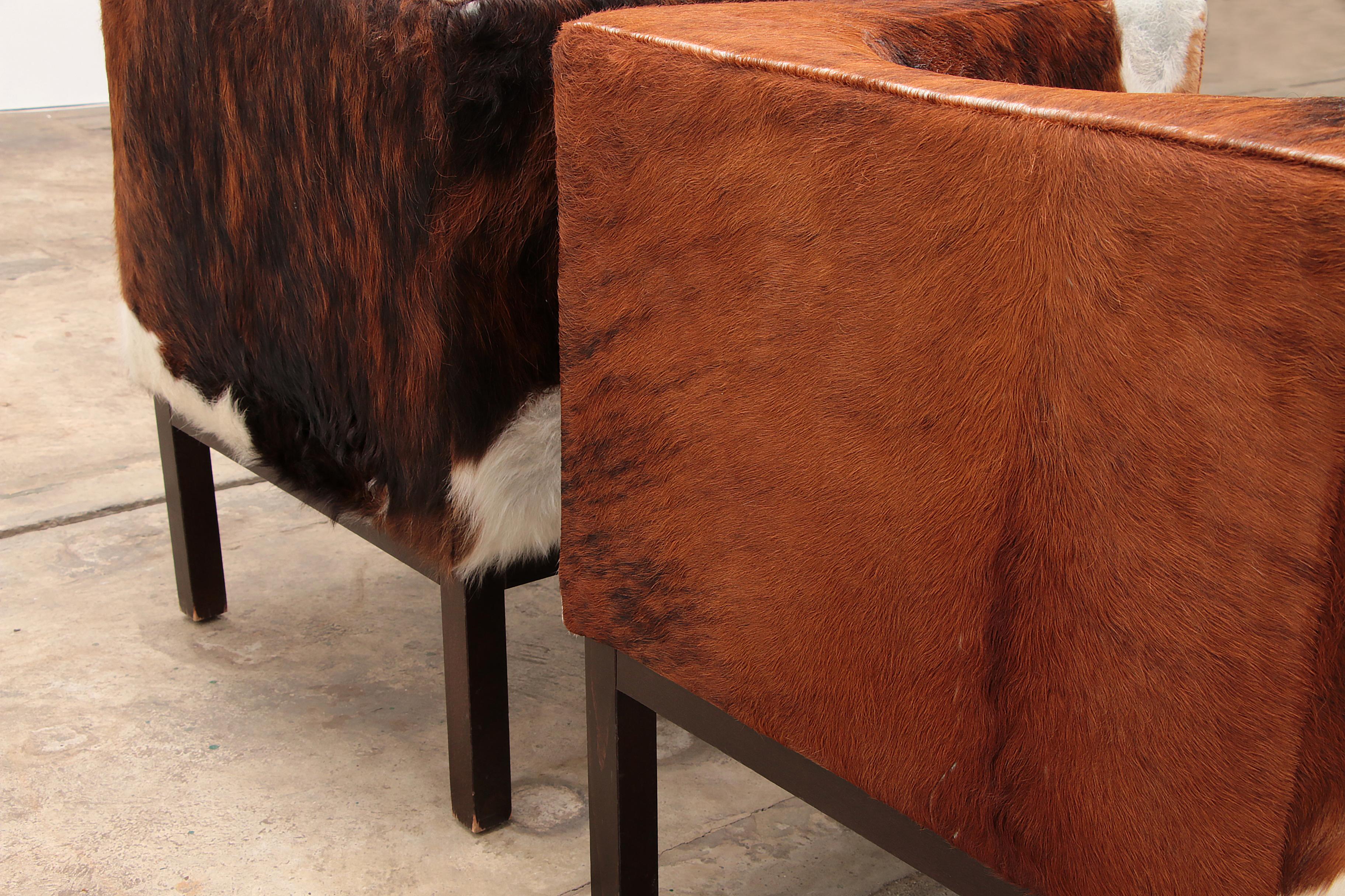Ensemble vintage de fauteuils en peau de vache, 1970 en vente 6