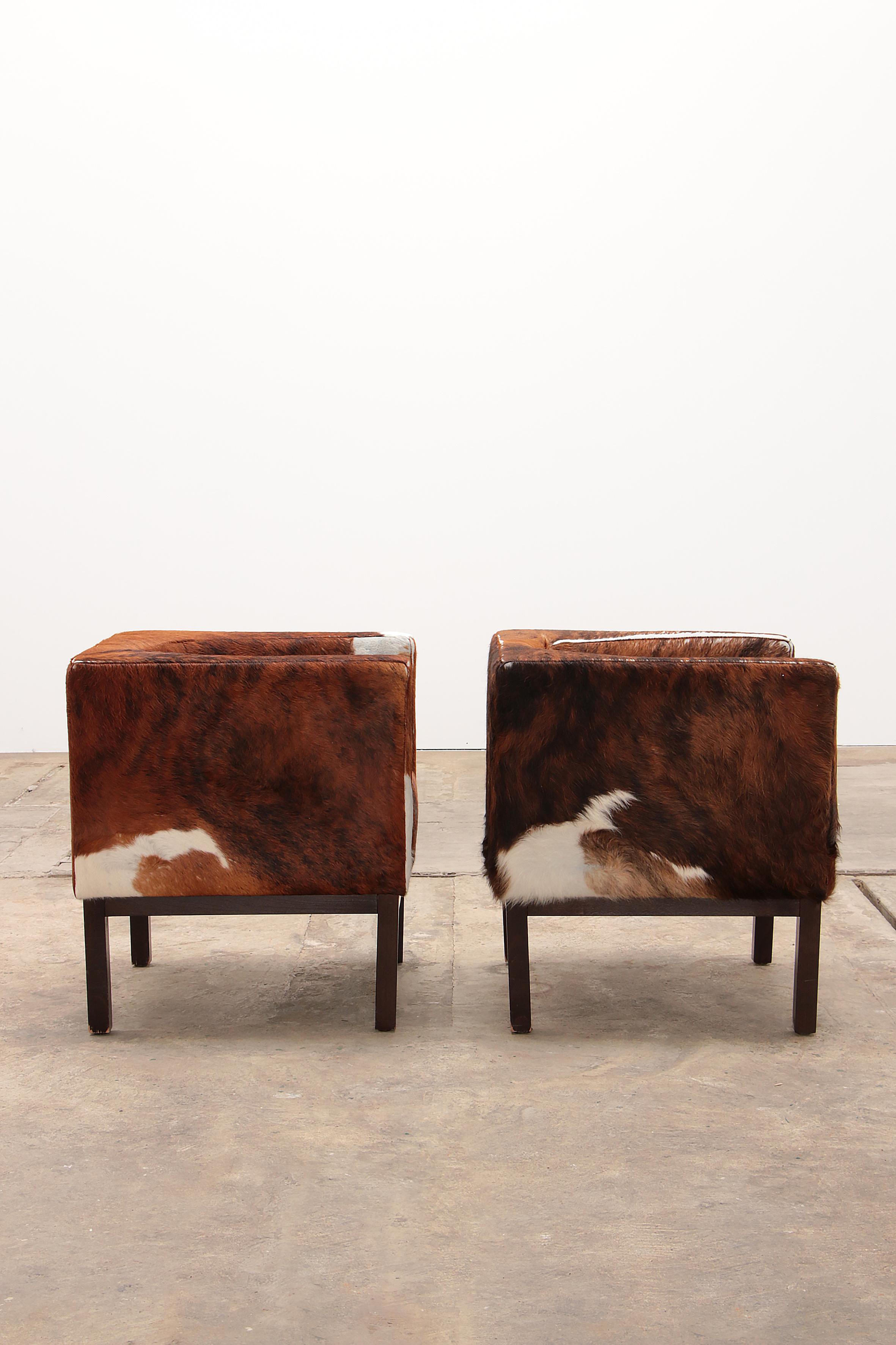 Vintage Set of Cowhide Armchairs, 1970 For Sale 1