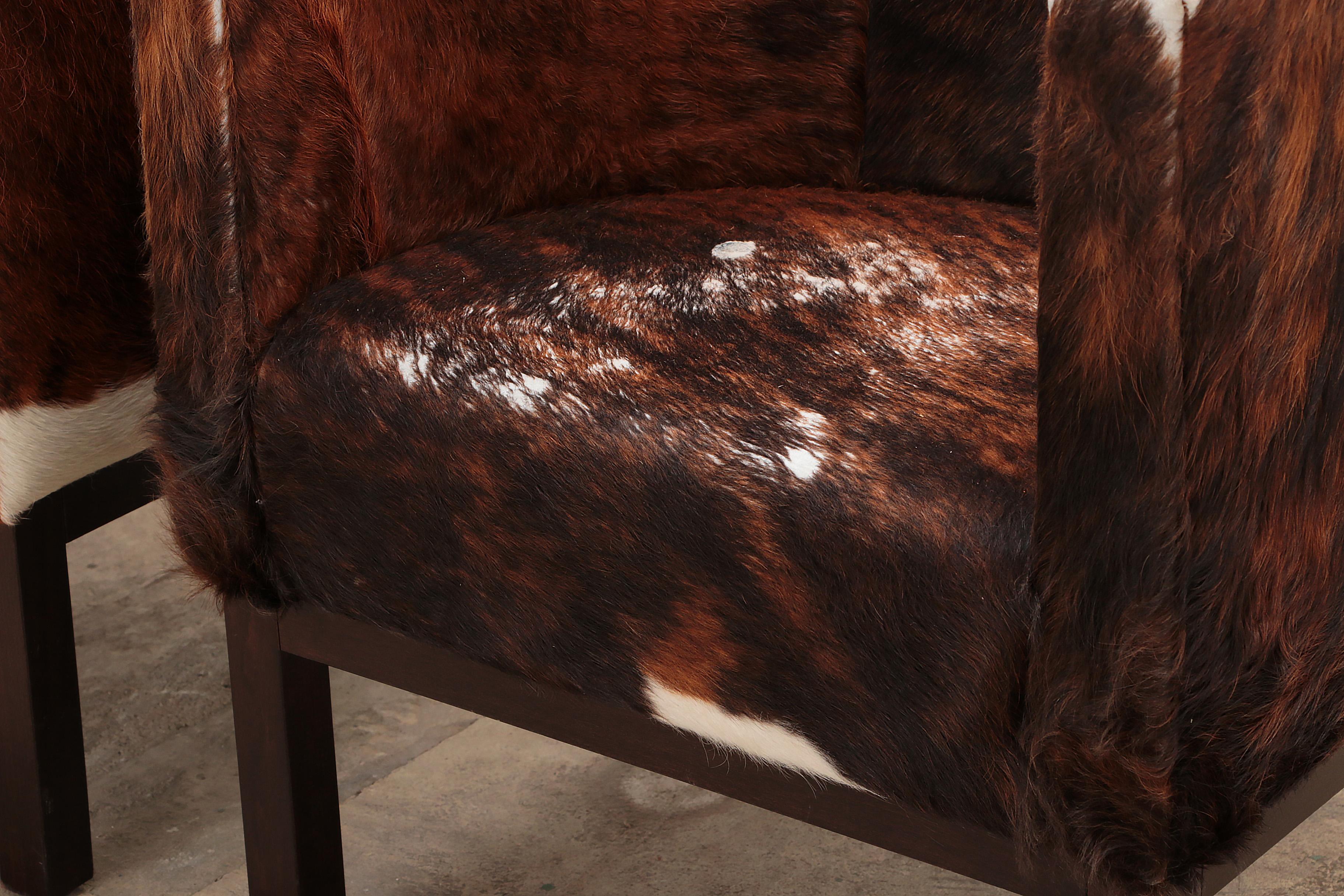 Vintage Set of Cowhide Armchairs, 1970 For Sale 4