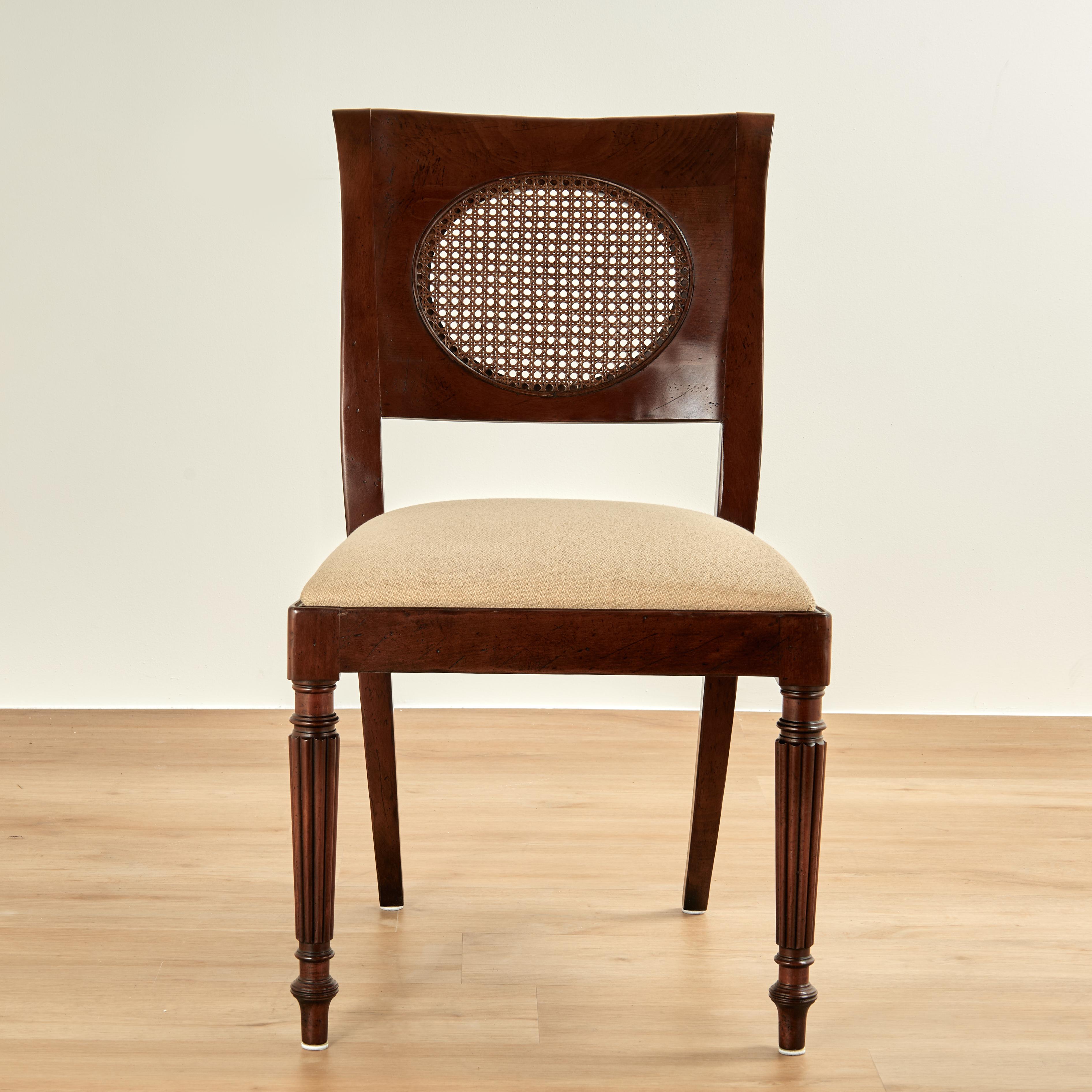 Vintage Ensemble de huit chaises de salle à manger de style British Colonial par Baker en vente 3