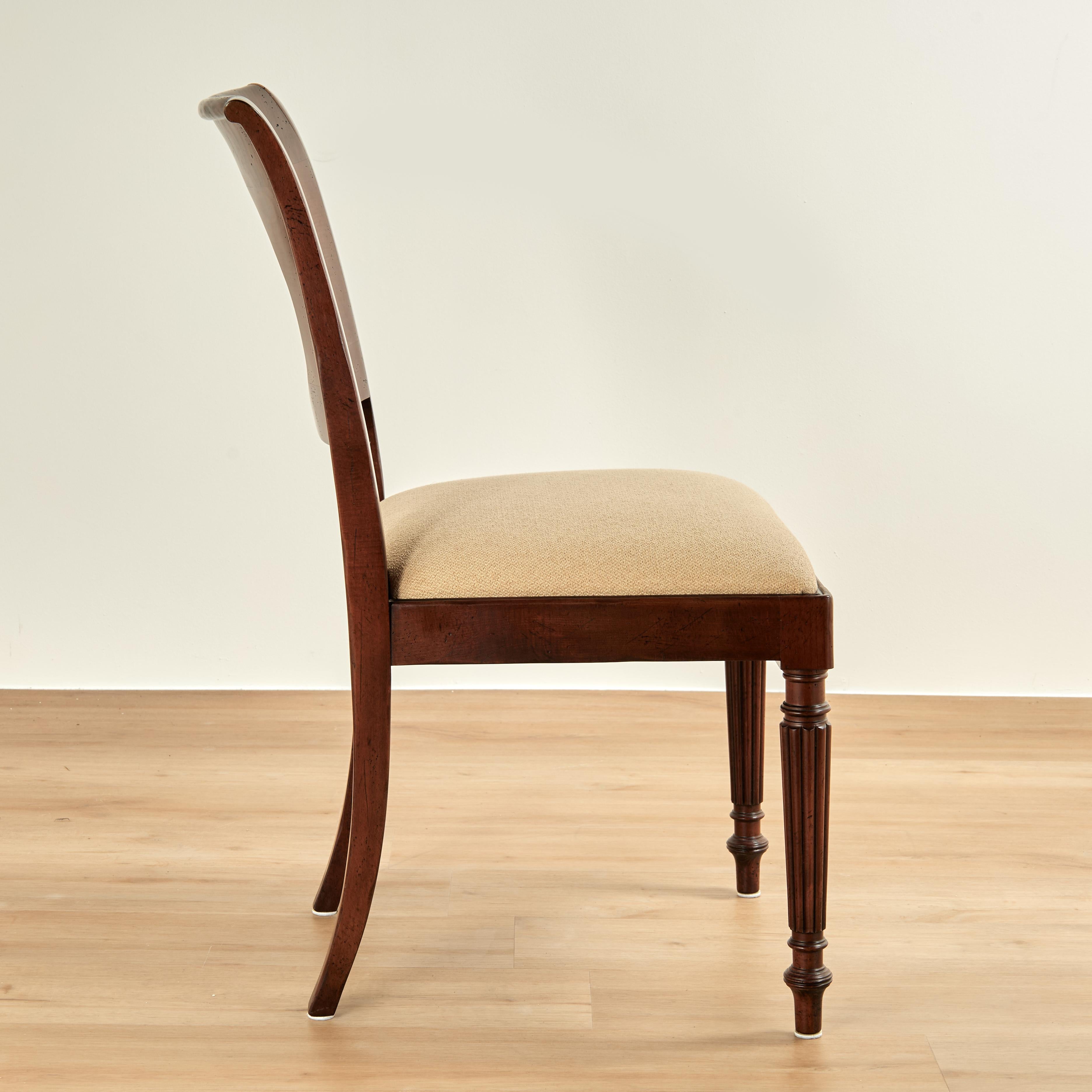 Vintage Ensemble de huit chaises de salle à manger de style British Colonial par Baker en vente 5