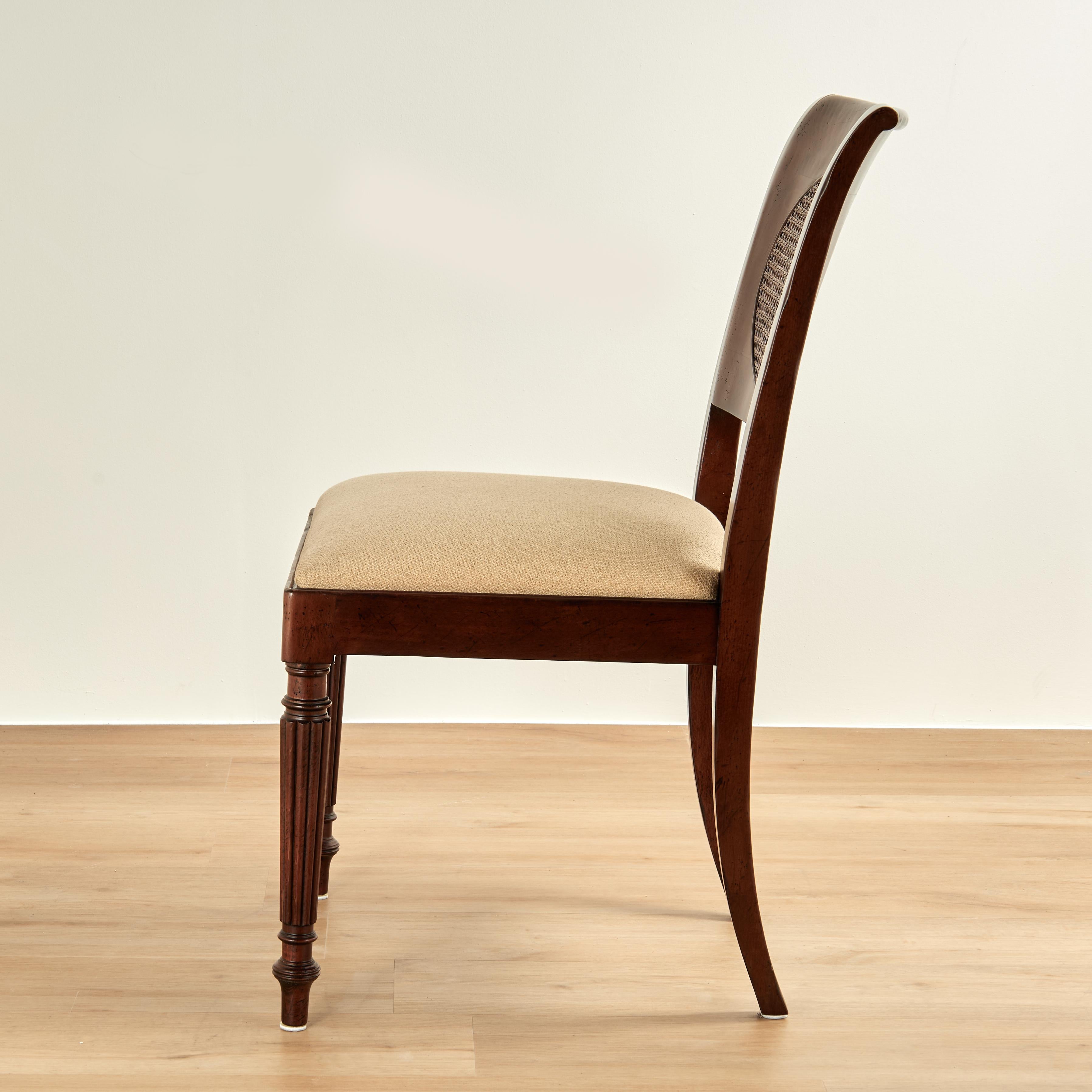 Vintage Ensemble de huit chaises de salle à manger de style British Colonial par Baker en vente 7