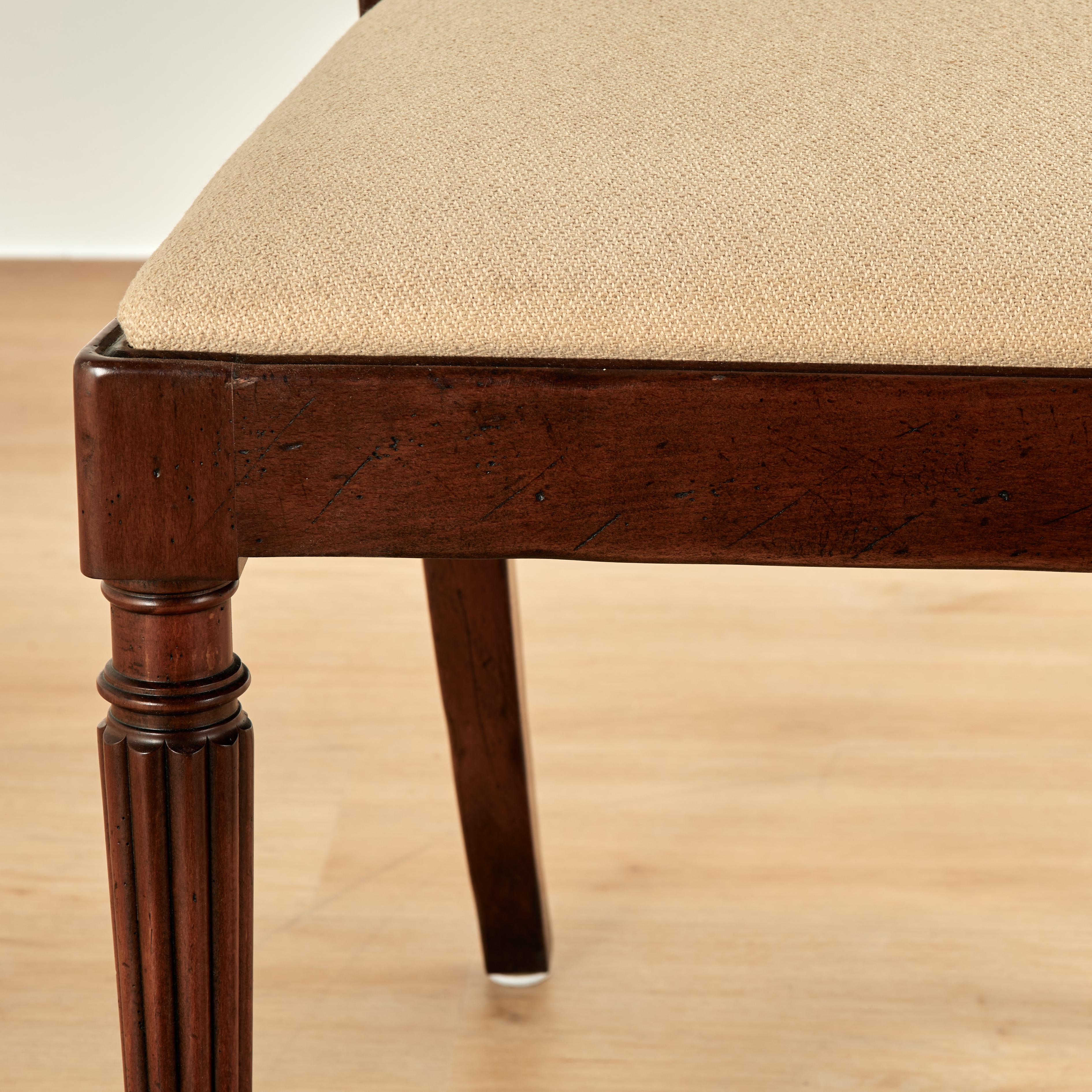 Vintage Ensemble de huit chaises de salle à manger de style British Colonial par Baker en vente 9