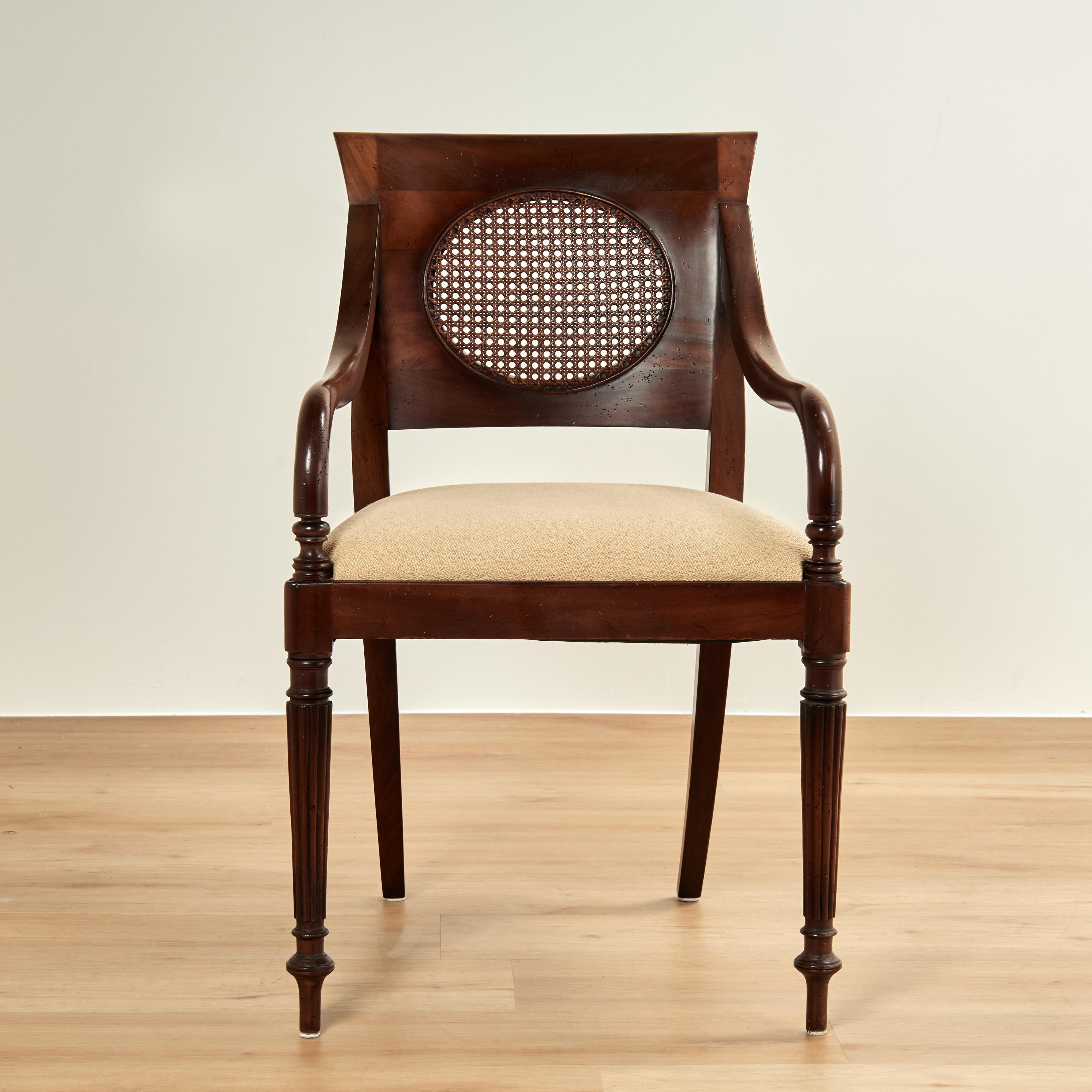 Impressionnant ensemble de huit chaises de salle à manger en acajou, dont quatre chaises à accoudoir et quatre chaises d'appoint de forme classique, avec des panneaux cannelés au dos, des sièges rembourrés et des pieds tournés et perlés à l'avant.