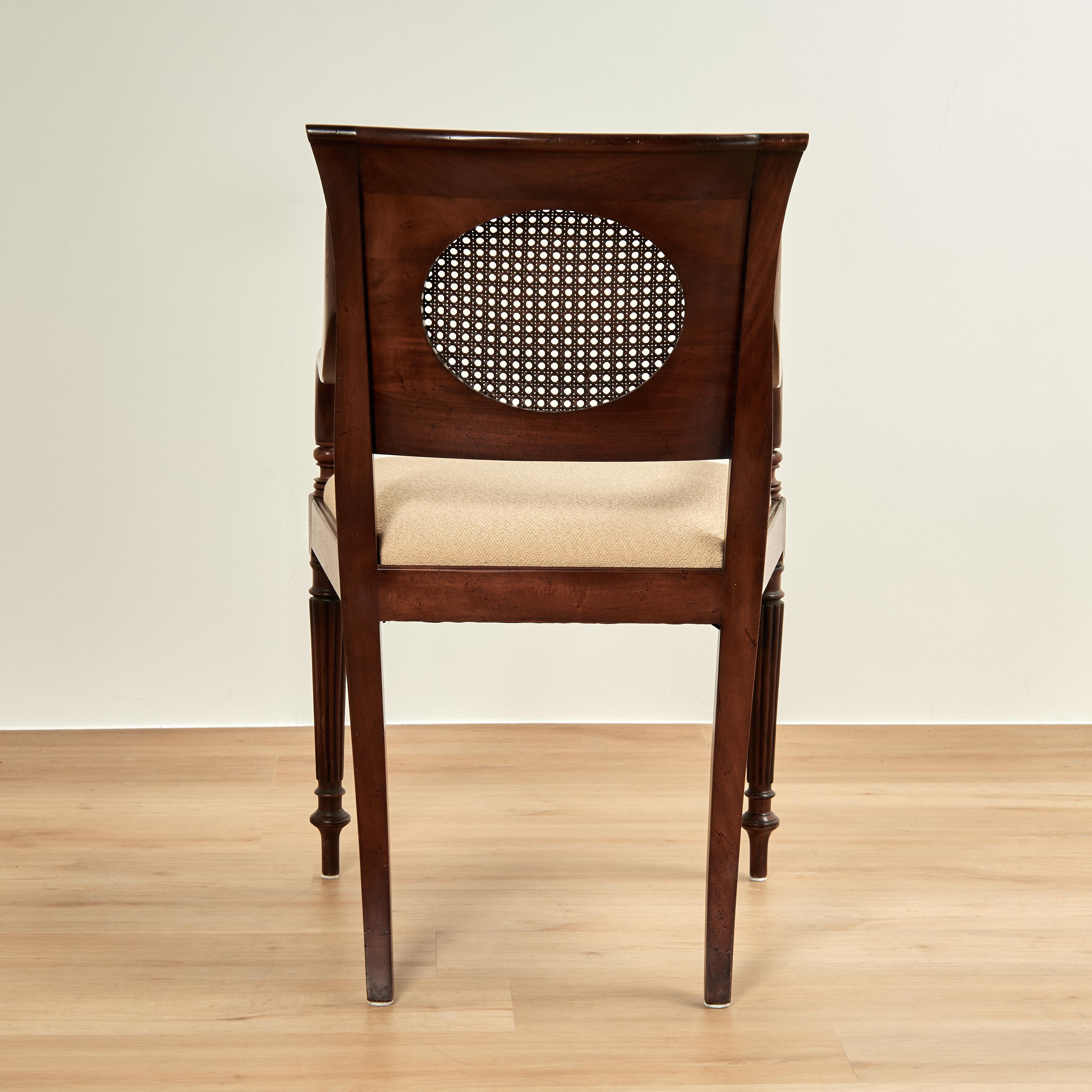 Fait main Vintage Ensemble de huit chaises de salle à manger de style British Colonial par Baker en vente