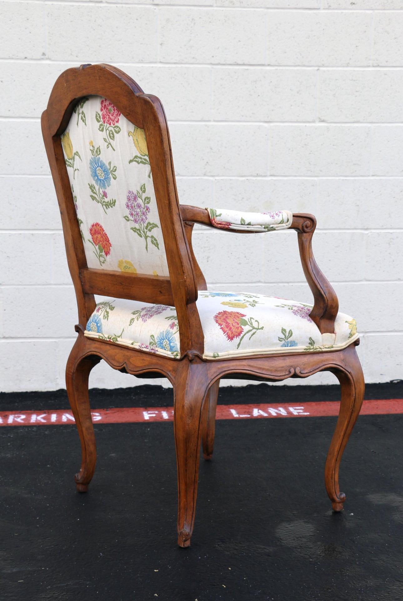 20ième siècle Ensemble vintage de huit fauteuils de salle à manger de style Louis XV provincial français en vente