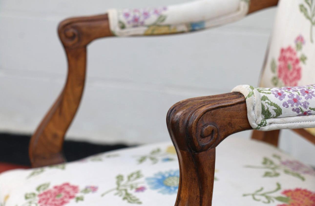 Ensemble vintage de huit fauteuils de salle à manger de style Louis XV provincial français en vente 1