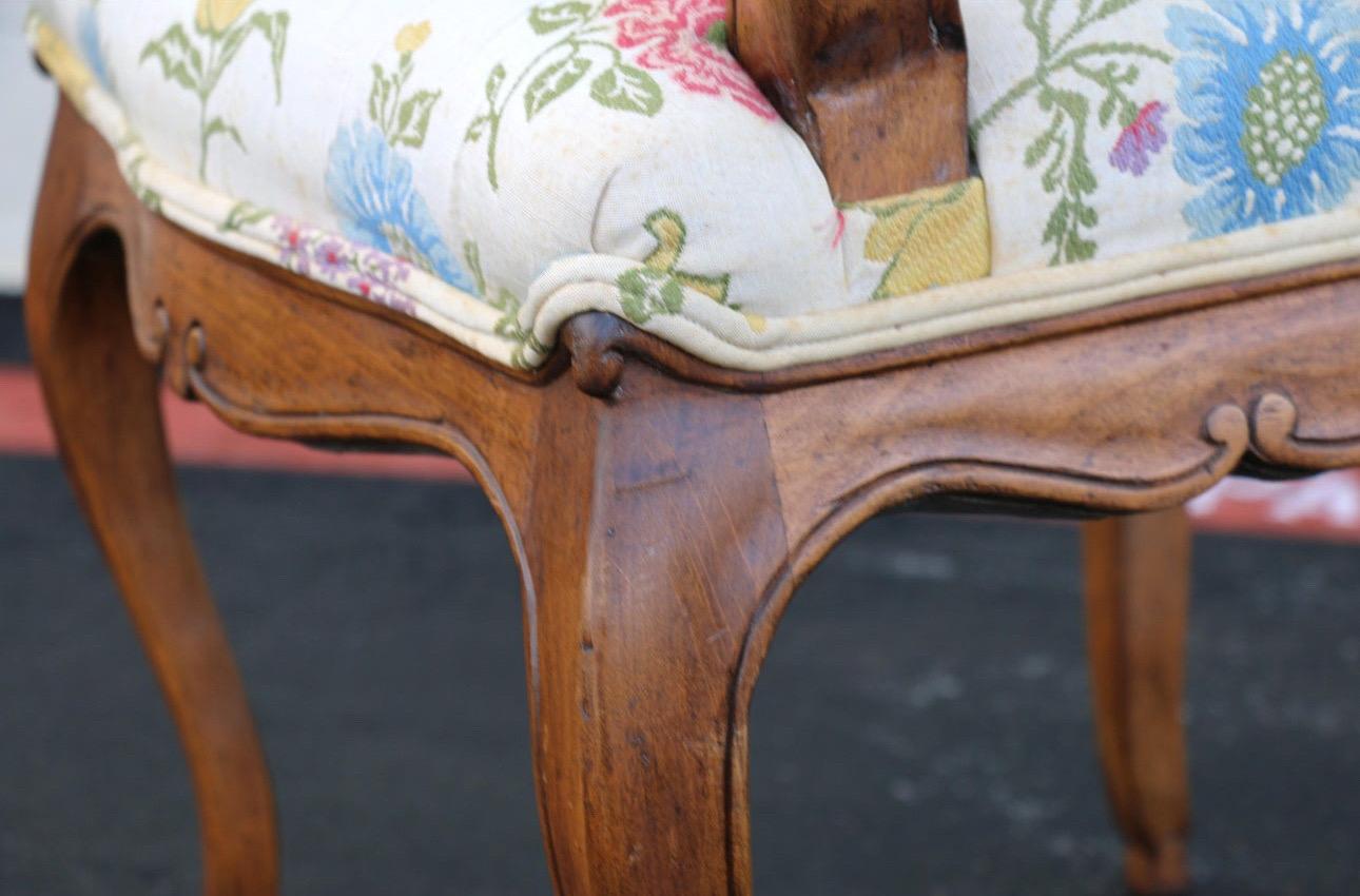Ensemble vintage de huit fauteuils de salle à manger de style Louis XV provincial français en vente 2