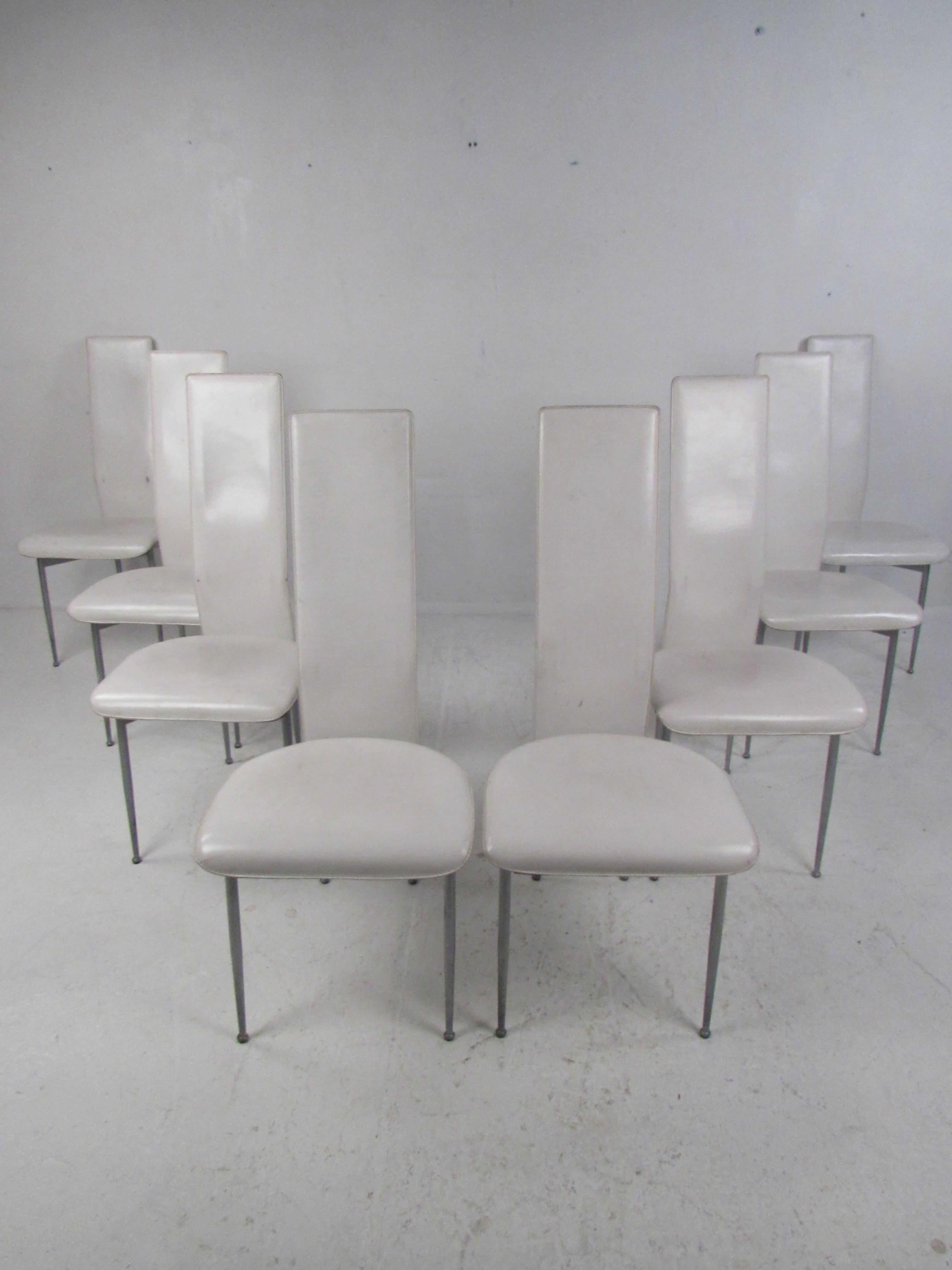 Un ensemble élégant de huit chaises de salle à manger à haut dossier, de style moderne du milieu du siècle, avec une base métallique inhabituelle. Son design épuré assure un confort maximal grâce à son haut dossier et à son assise épaisse et