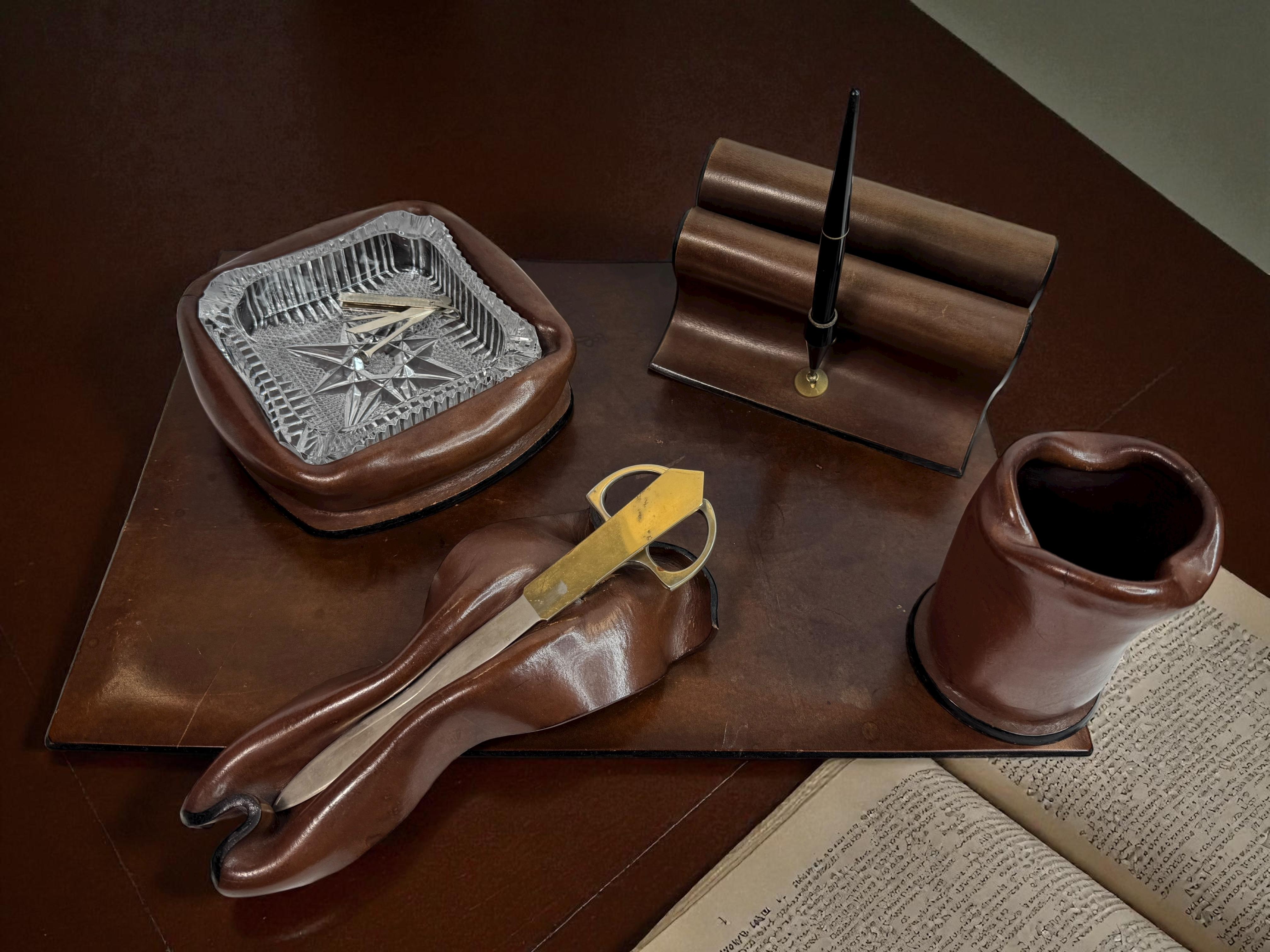 Vintage Set von Fife Leder Schreibtisch Zubehör, Mitte des 20. Jahrhunderts Italien 1950er Jahre im Angebot 9