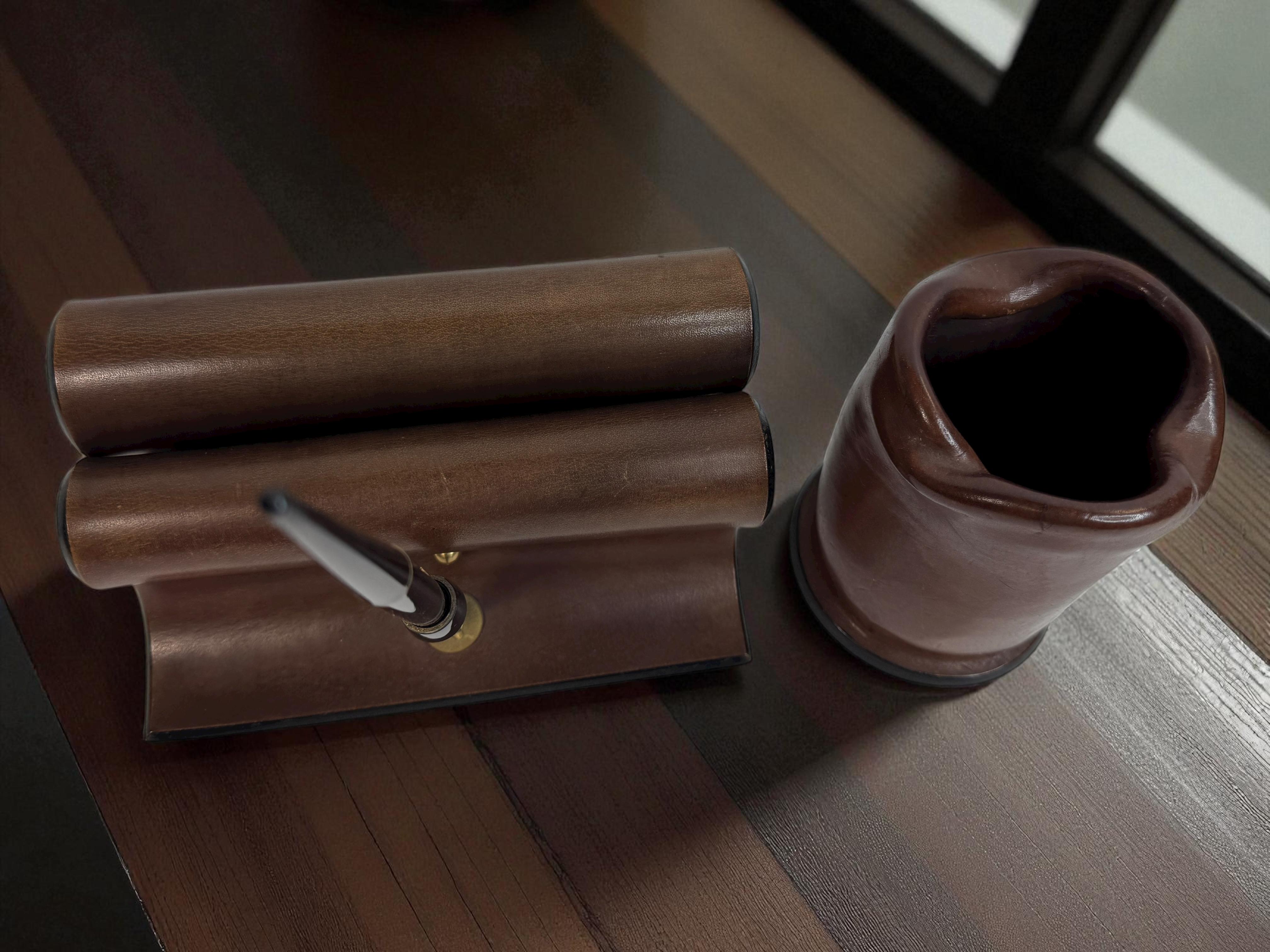 Vintage Set von Fife Leder Schreibtisch Zubehör, Mitte des 20. Jahrhunderts Italien 1950er Jahre im Angebot 11