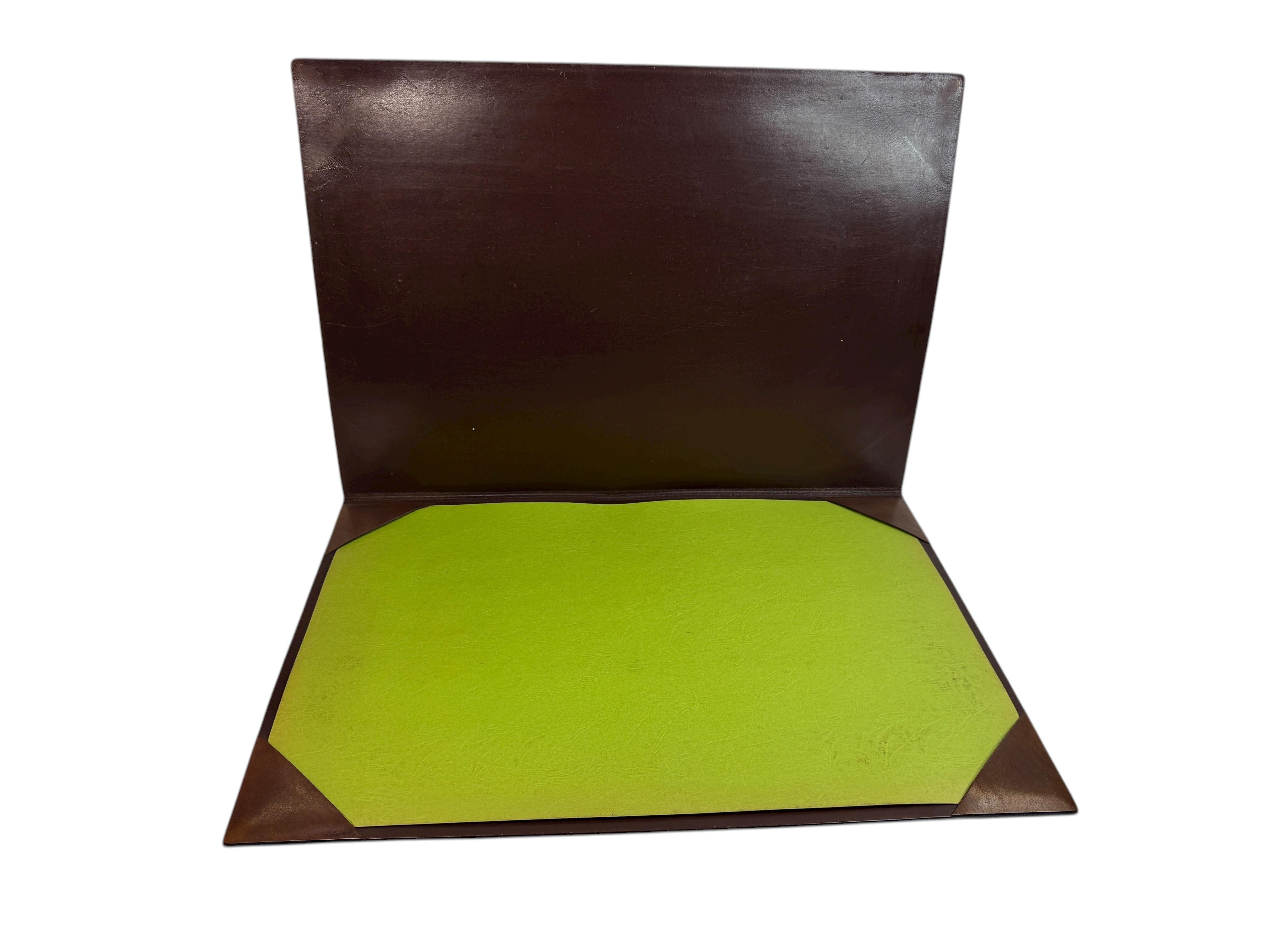 Italienischer Lederschreibtisch im Stil von Jacques Adnet aus der Jahrhundertmitte - 5 Teile

Elegantes fünfteiliges italienisches Schreibtischset aus der Mitte des Jahrhunderts, gefertigt aus Leder, Metall, Kunststoff und Glas, im raffinierten Stil