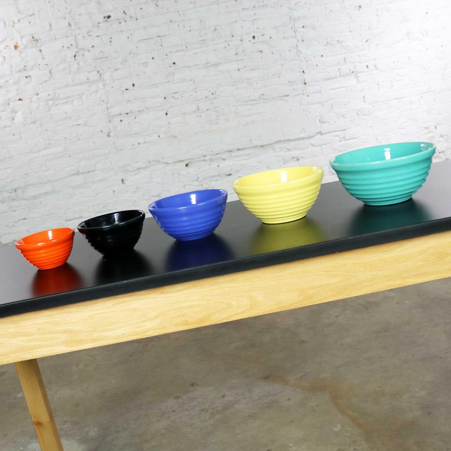 Vintage Set of Five Bauer Multi-Color Ringware Nesting Mixing Bowls In Good Condition In Topeka, KS