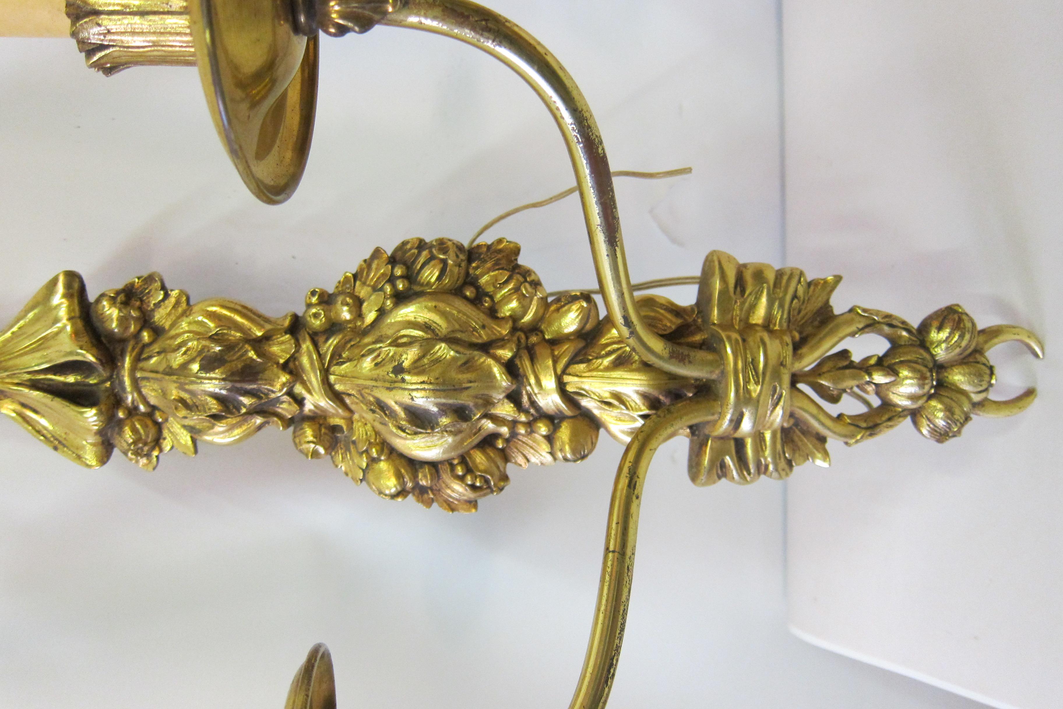 Vintage Satz von vier '2 Pair' Französisch Doré Bronze Kandelaber Wandleuchter (Vergoldet) im Angebot