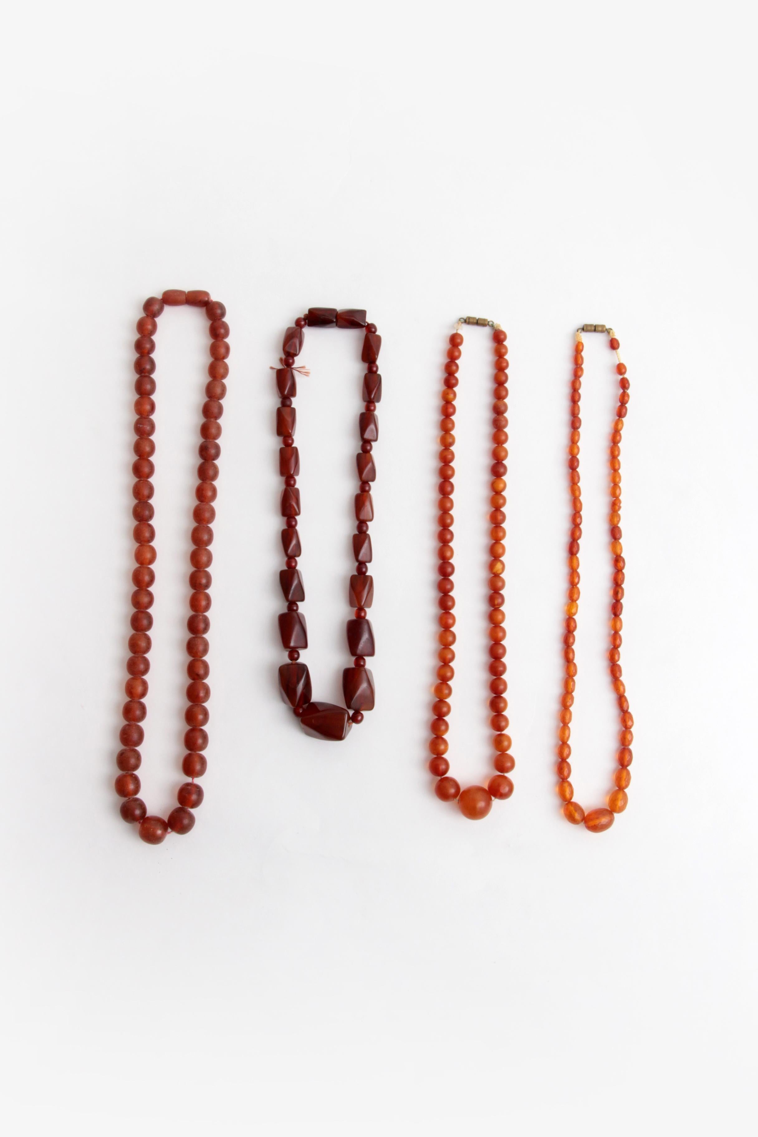 Do you also want to wear something nice and especially something that others don't have, this might be something for you.

These are 4 amber necklaces strung with irregular pieces of amber and beautiful round beads.

The closure also fits very