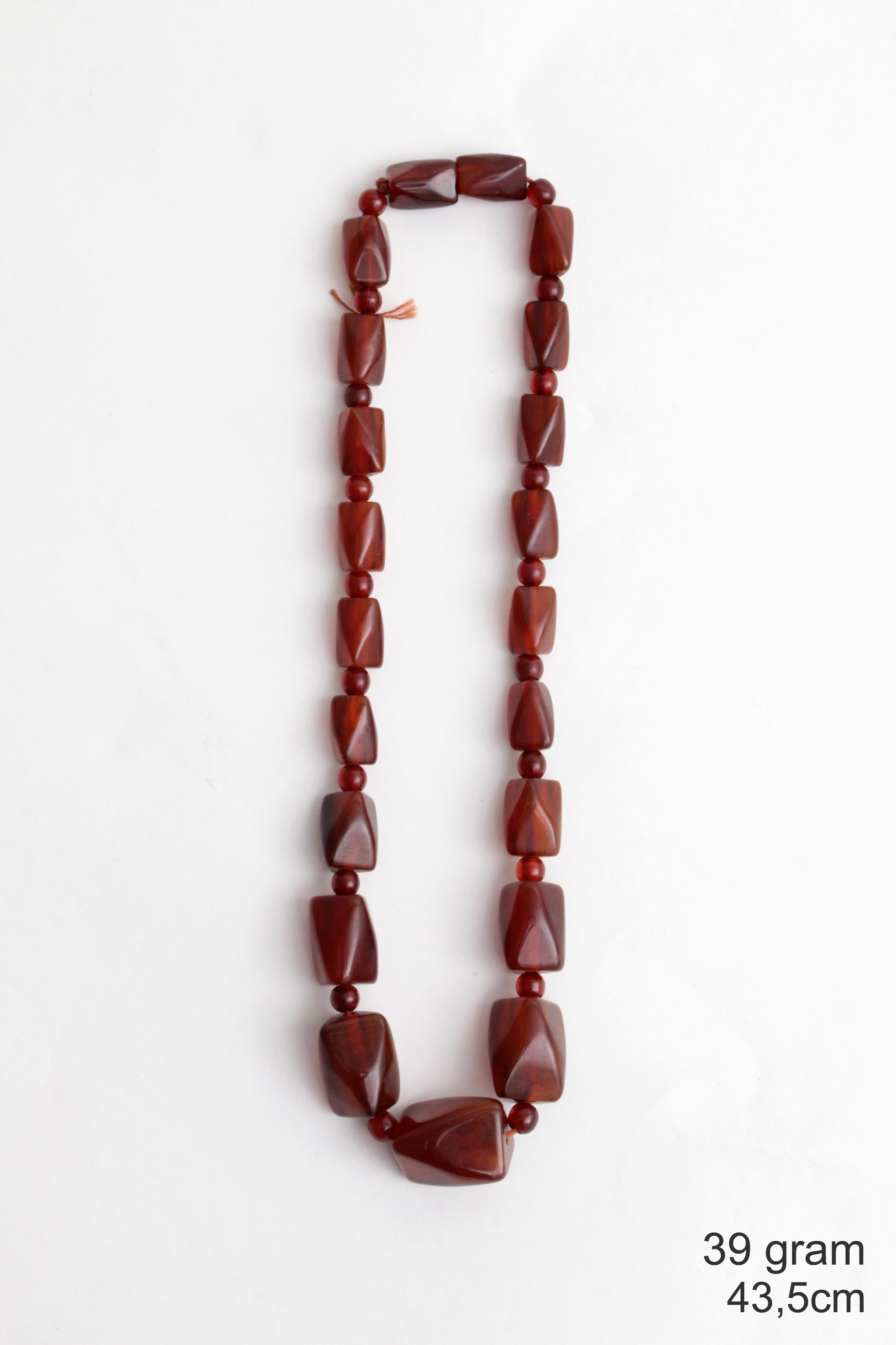 Multi-pierres Ensemble vintage de quatre colliers d'ambre, années 1960 en vente