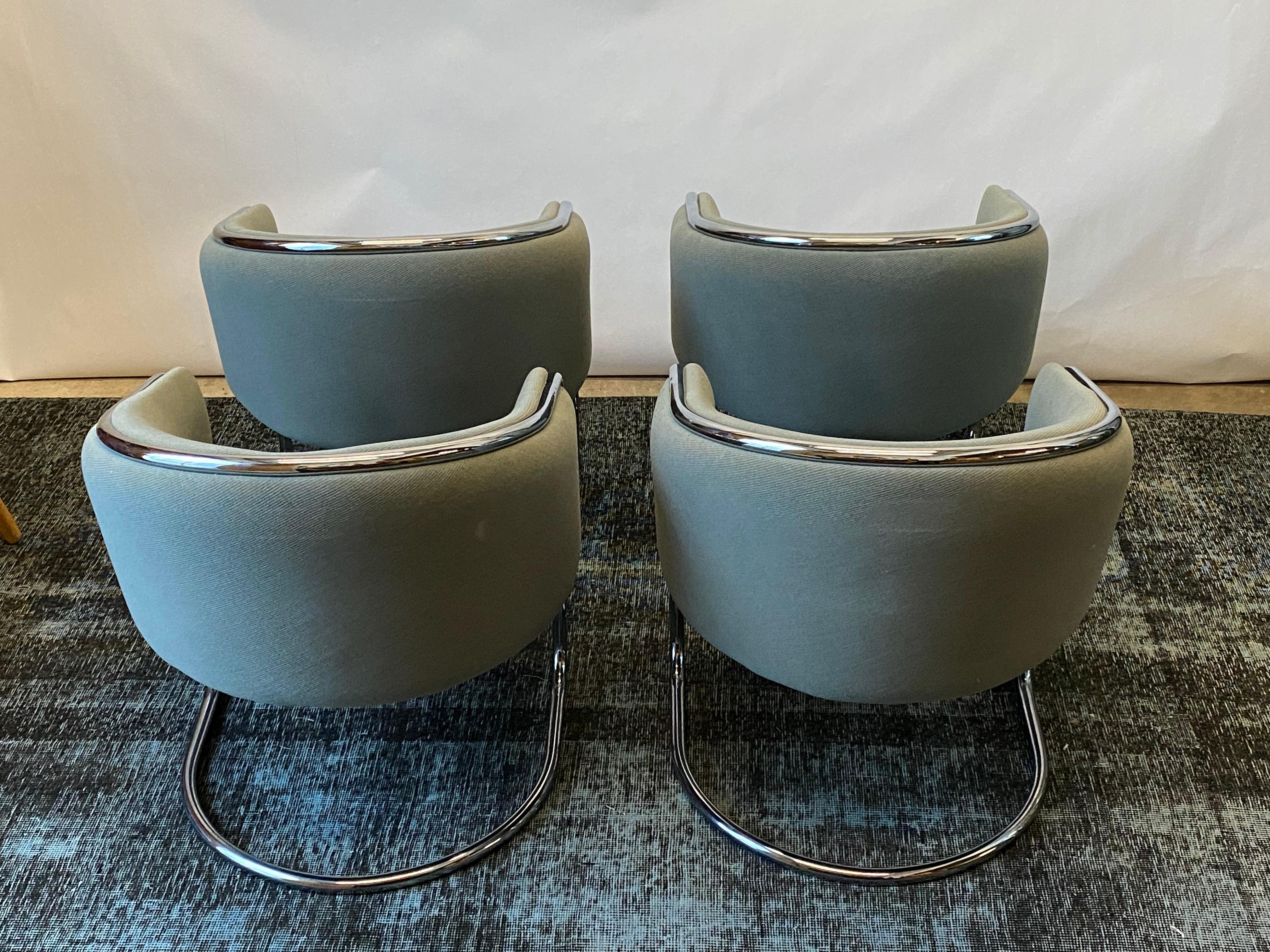 This set of four chrome barrel chairs by Anton Lorenz for Thonet are in overall good condition. Original upholstery,
circa 1970s, Germany.
Dimensions:
26