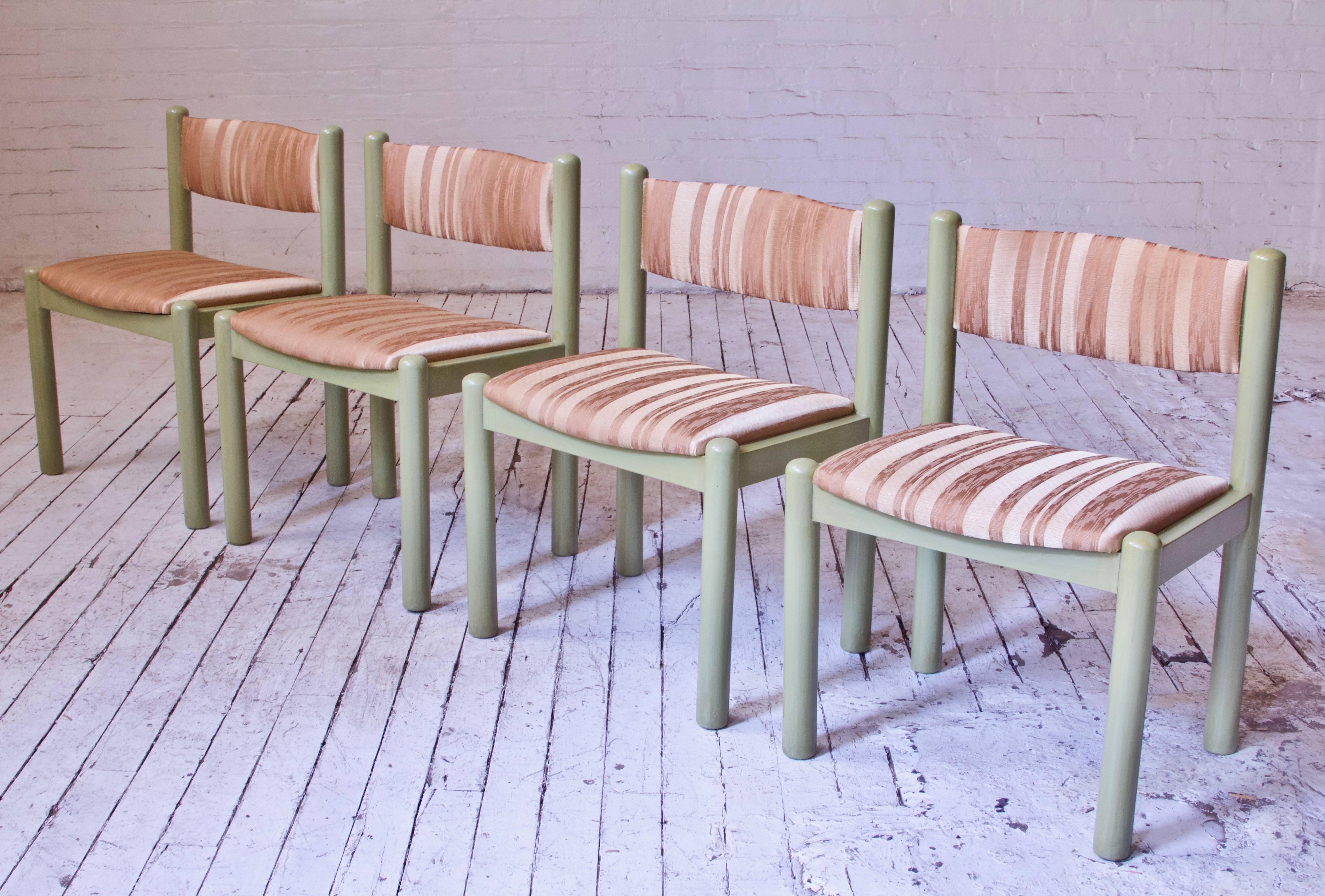 Scandinave moderne Ensemble vintage de quatre chaises Magistretti en soie et chêne émaillé, Italie, années 1960 en vente