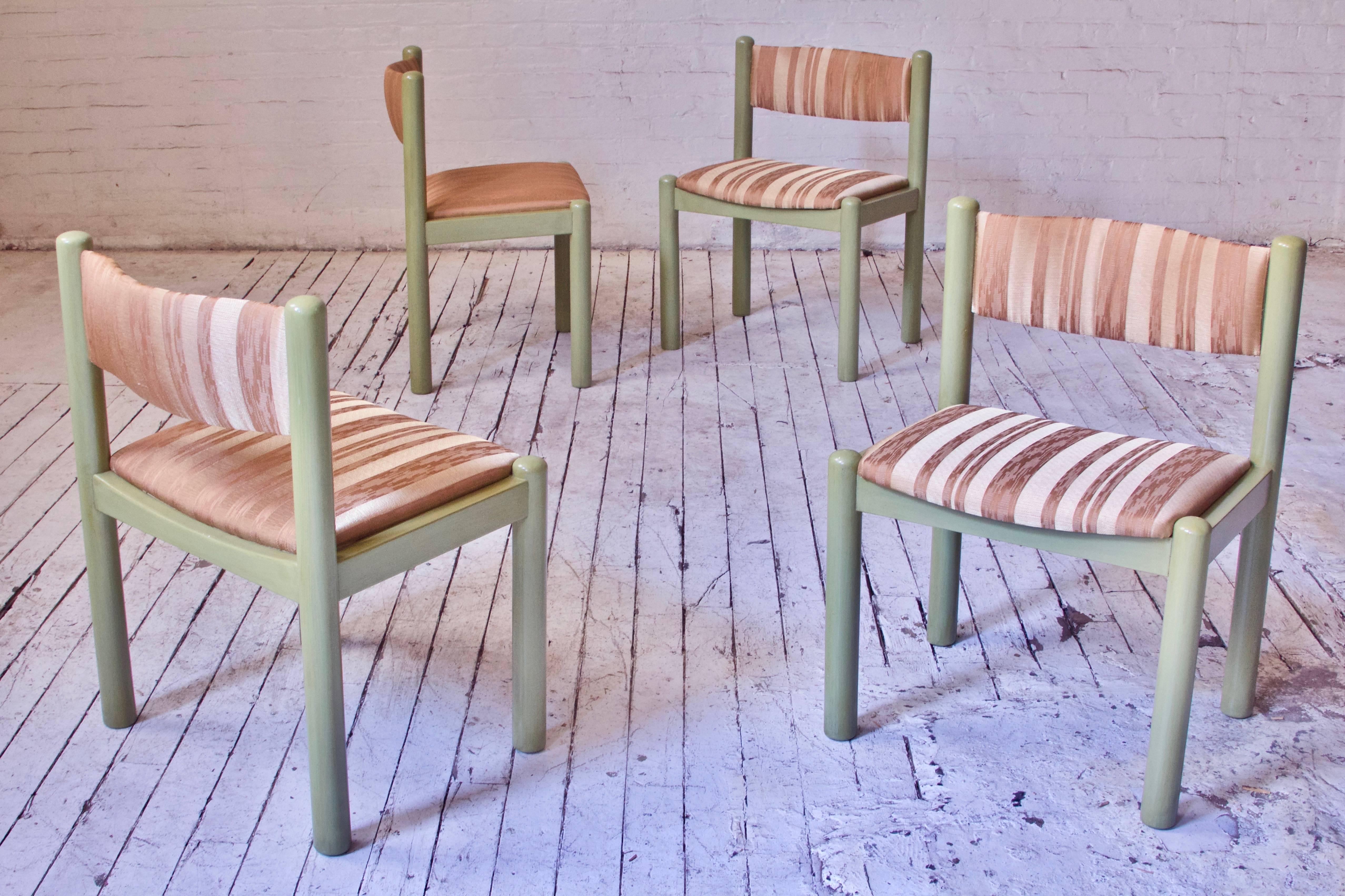 Vernissé Ensemble vintage de quatre chaises Magistretti en soie et chêne émaillé, Italie, années 1960 en vente