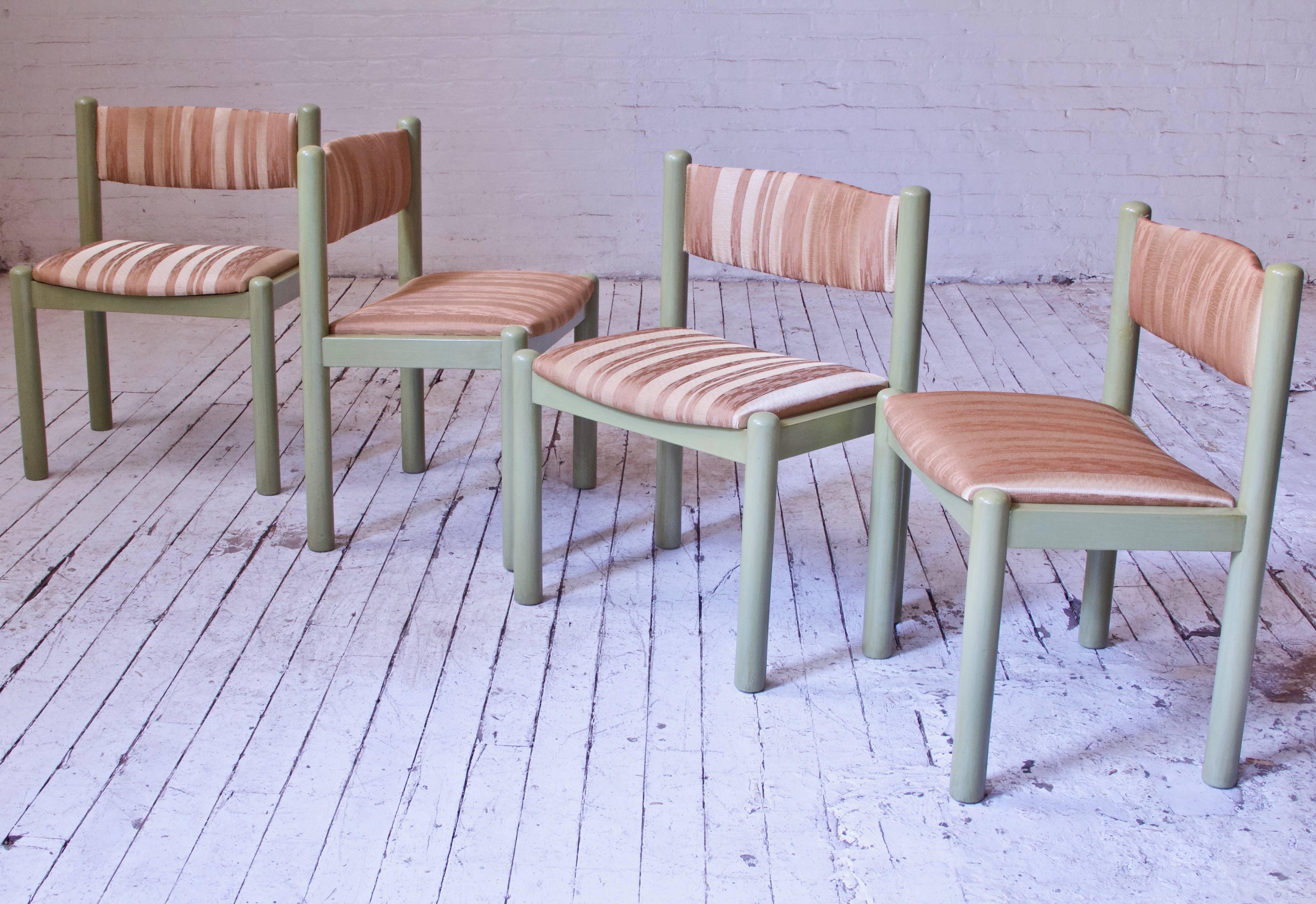 Milieu du XXe siècle Ensemble vintage de quatre chaises Magistretti en soie et chêne émaillé, Italie, années 1960 en vente
