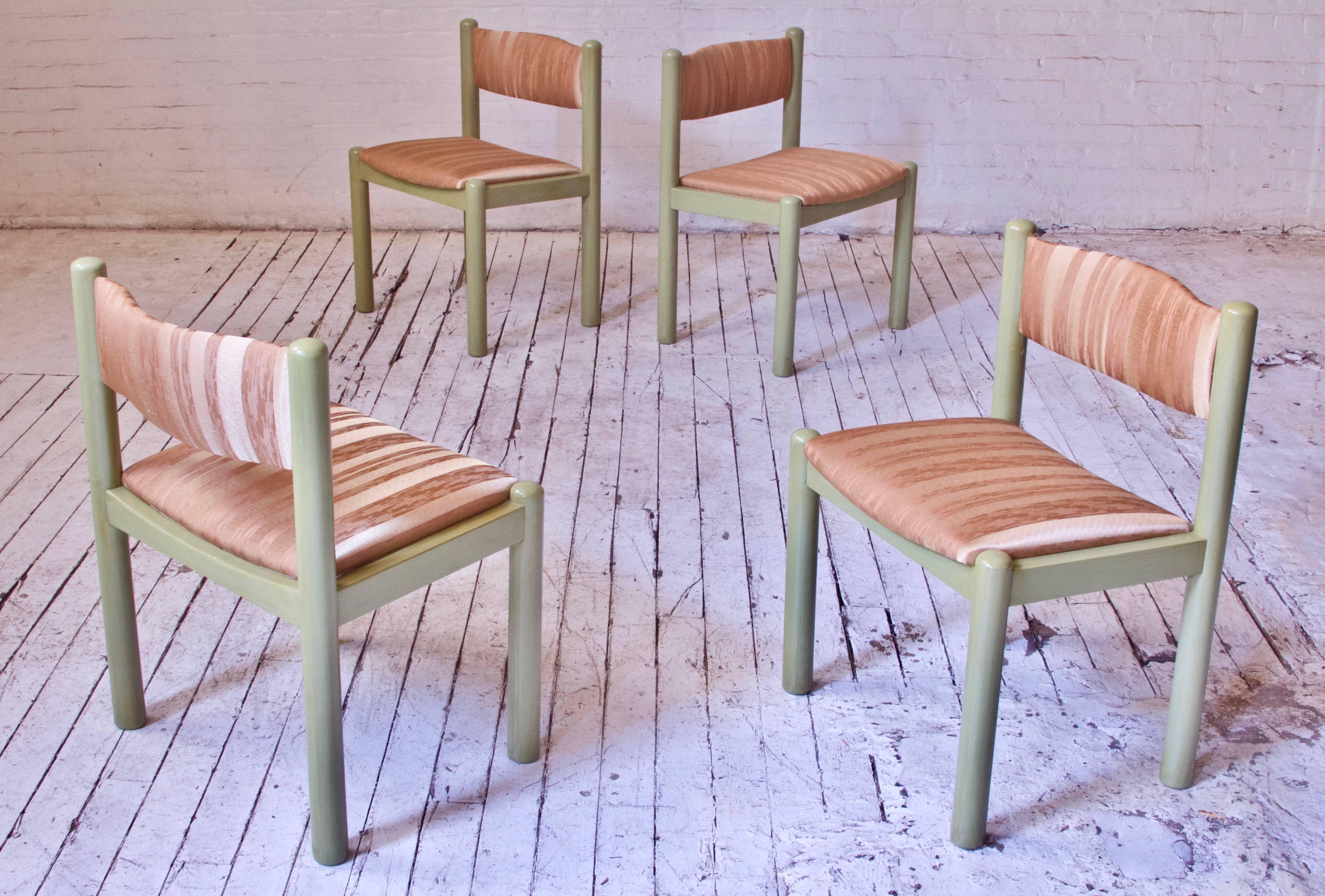 Vintage-Set aus vier Magistretti-Stühlen aus Seide und glasierter Eiche, Italien, 1960er Jahre (Eichenholz) im Angebot