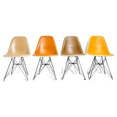 Vintage-Set aus vier gepolsterten Eames-Esszimmerstühlen