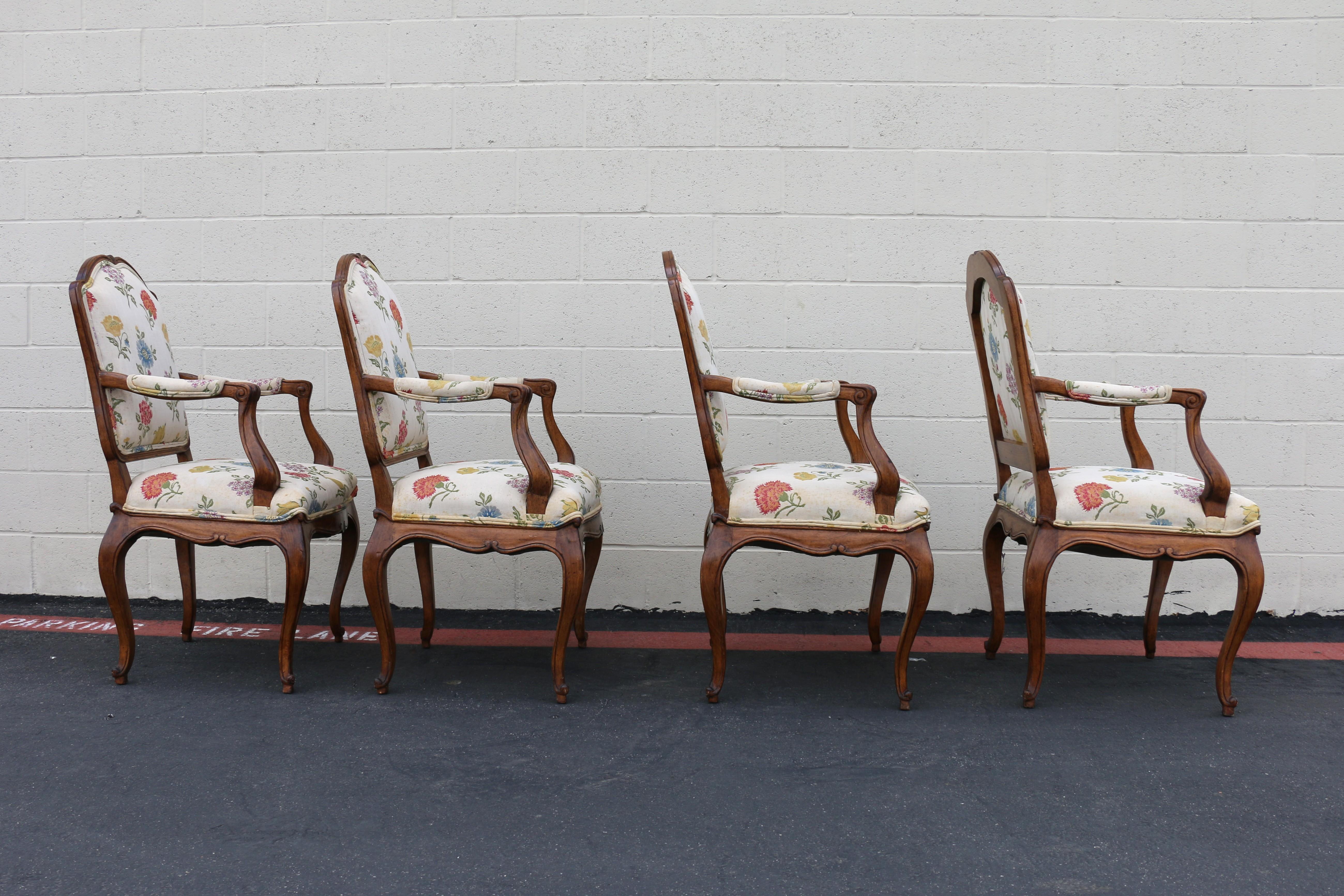 Conjunto Vintage de Cuatro Sillones de Comedor Estilo Luis XV Provincial Francés en Bueno estado para la venta en North Hollywood, CA