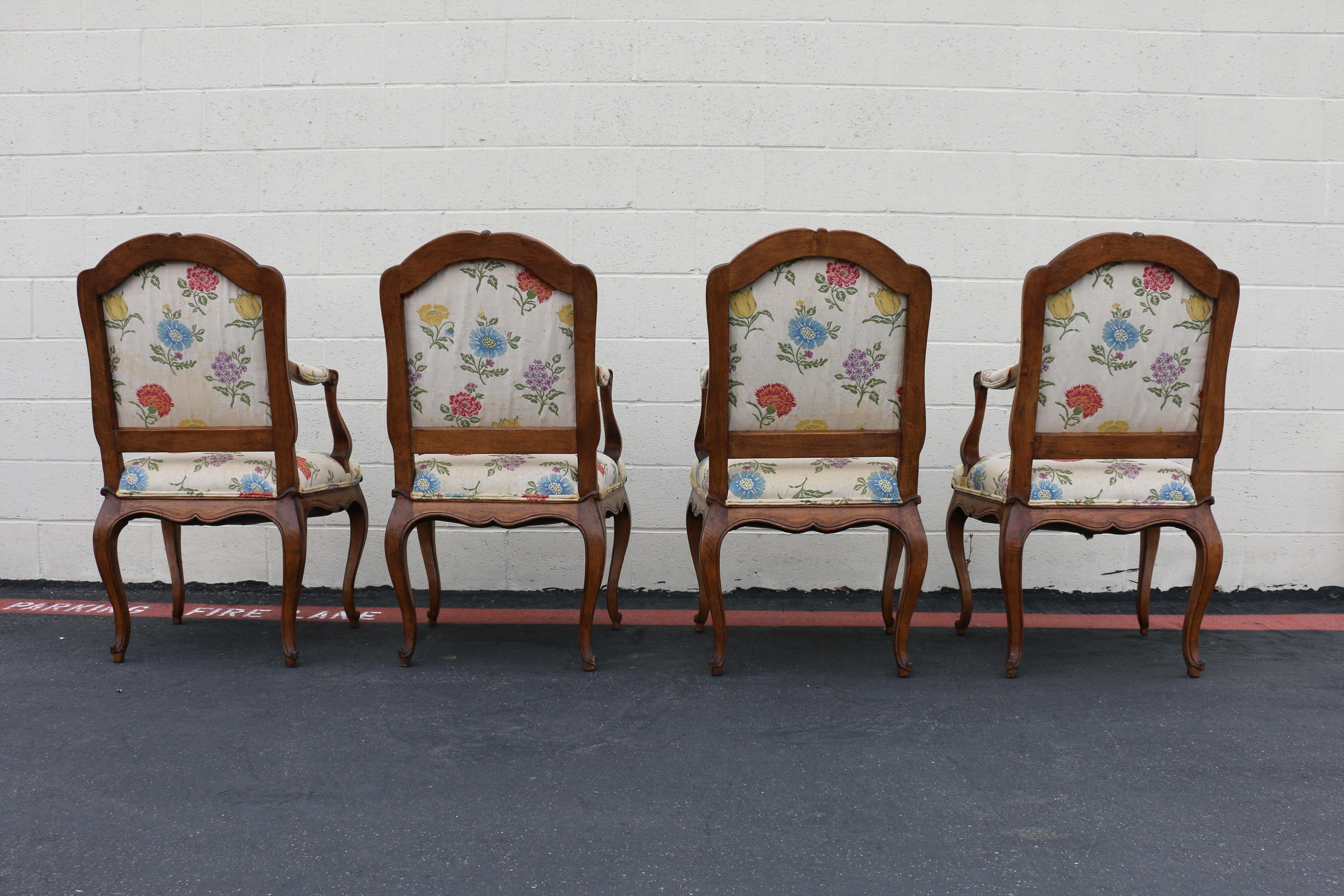 Conjunto Vintage de Cuatro Sillones de Comedor Estilo Luis XV Provincial Francés mediados del siglo XX en venta