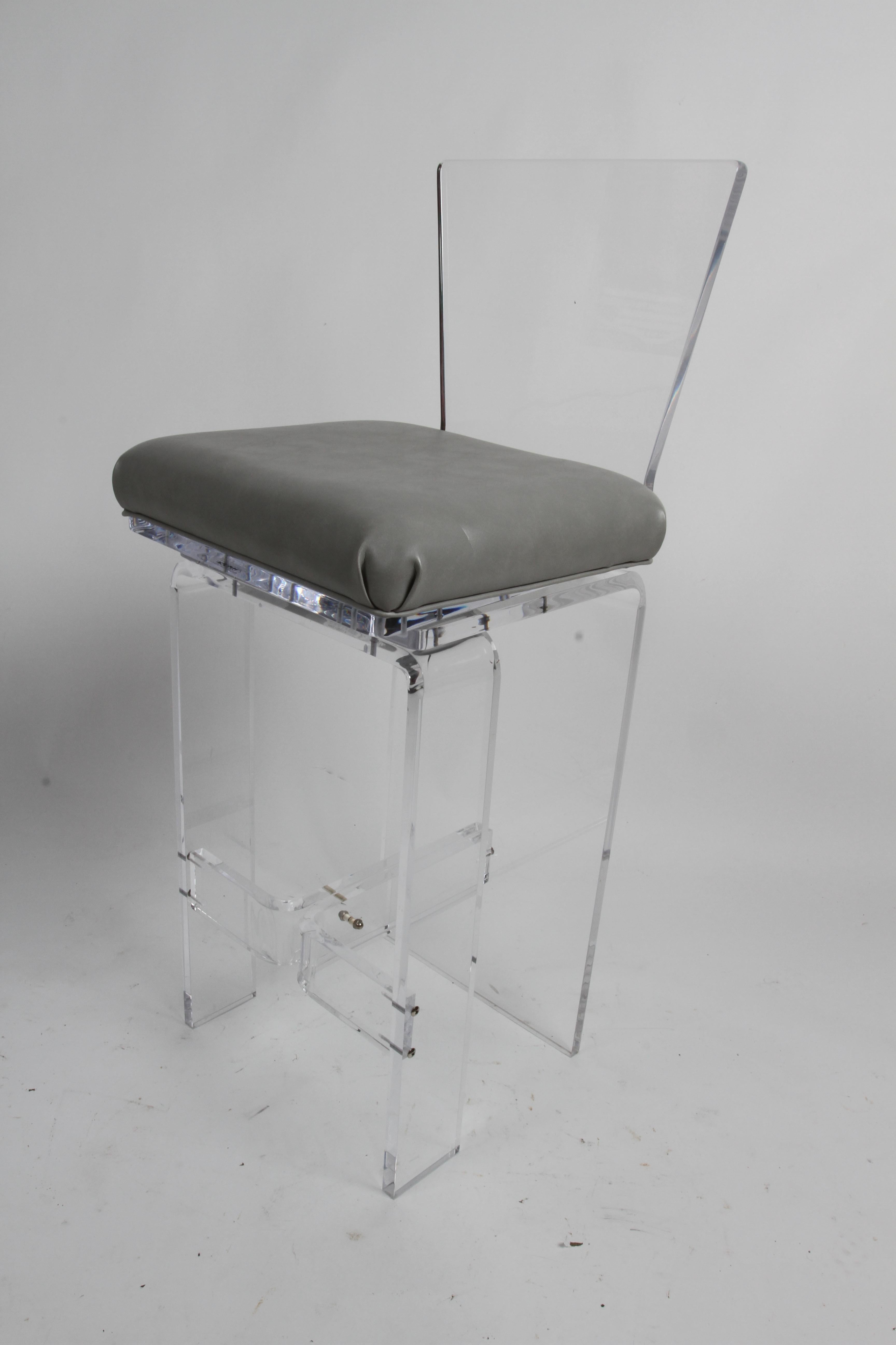 Late 20th Century Vintage Set of Four Hollywood Regency Style AKKO Thick Lucite Swivel Barstools For Sale
