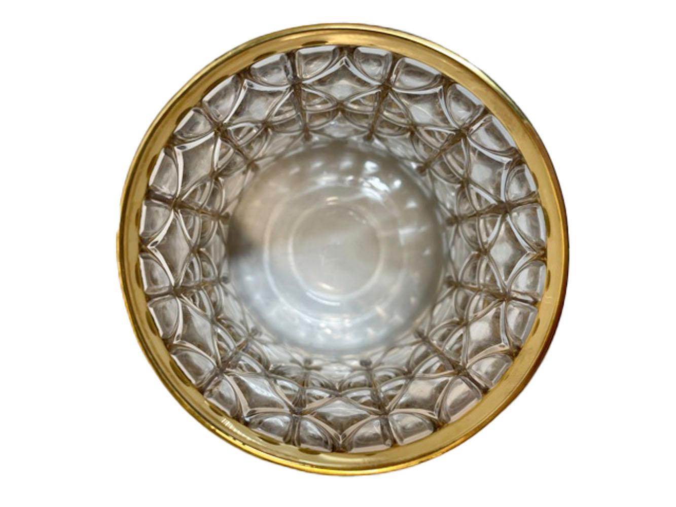 Ensemble de 4 verres à pied de style Mid-Century Modern fabriqués par Imperial Glass Co. dans le motif Tabique de Oro. Chaque pièce est moulée avec un motif en relief, les zones en relief sont ensuite dorées à l'or 22k.