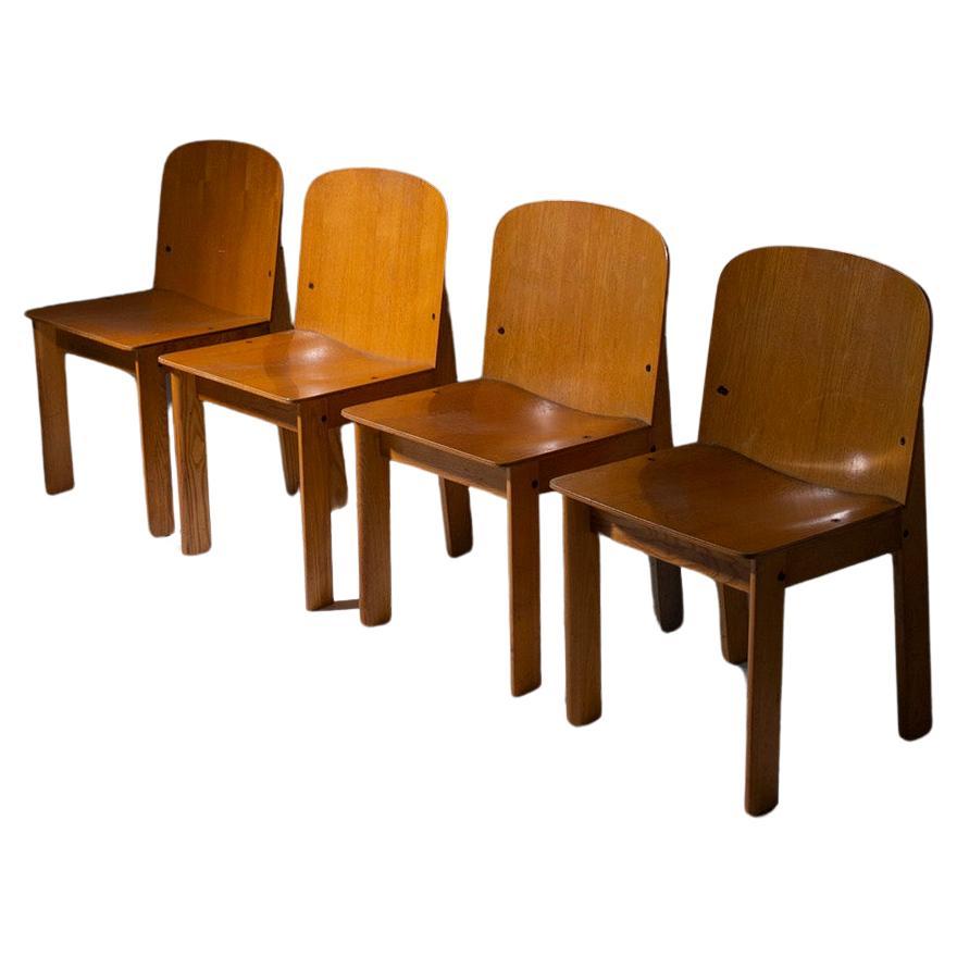 Ensemble vintage de quatre chaises géométriques italiennes