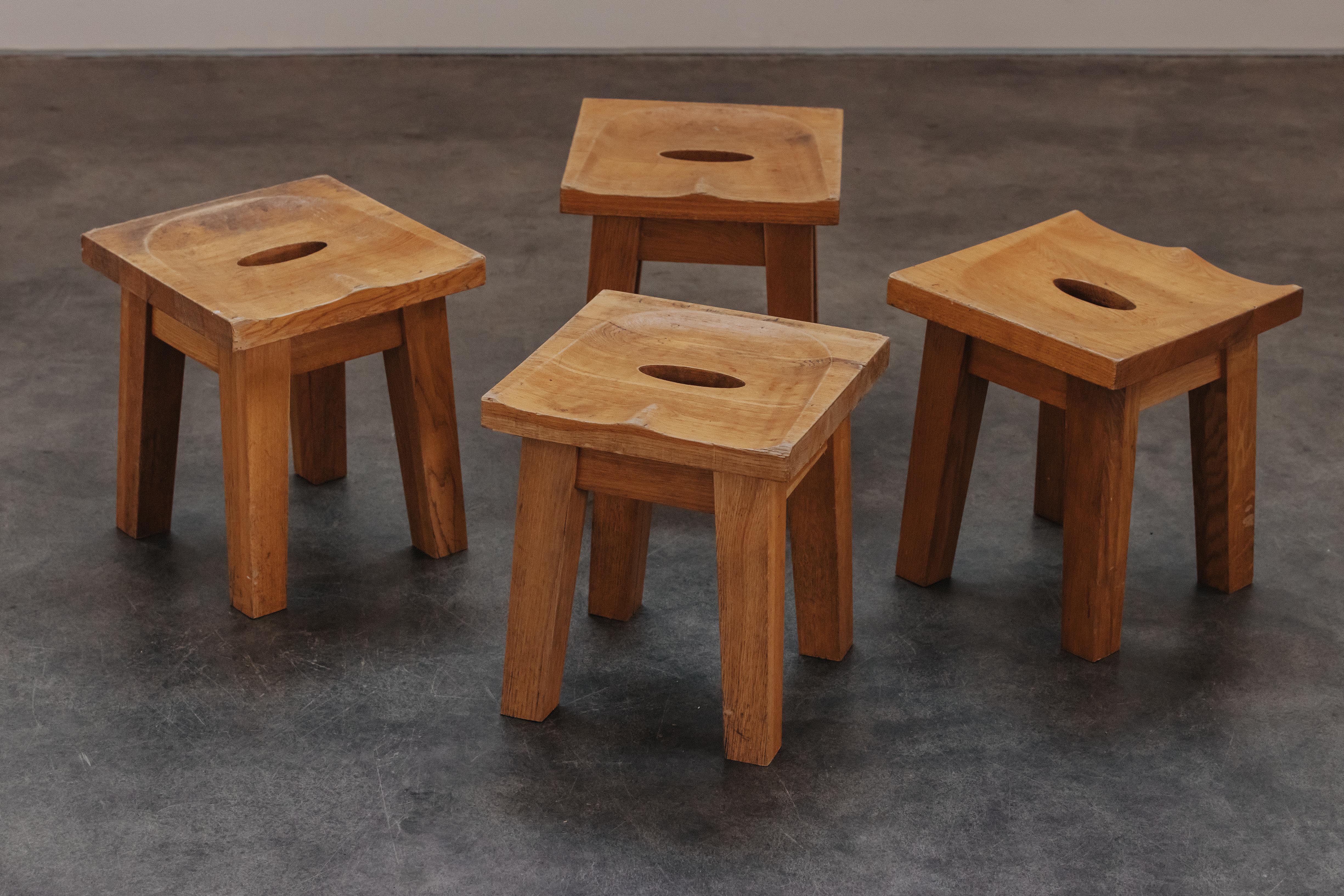 Set di quattro sgabelli vintage in Oak provenienti dalla Francia, circa 1960.  Bella patina originale e uso.