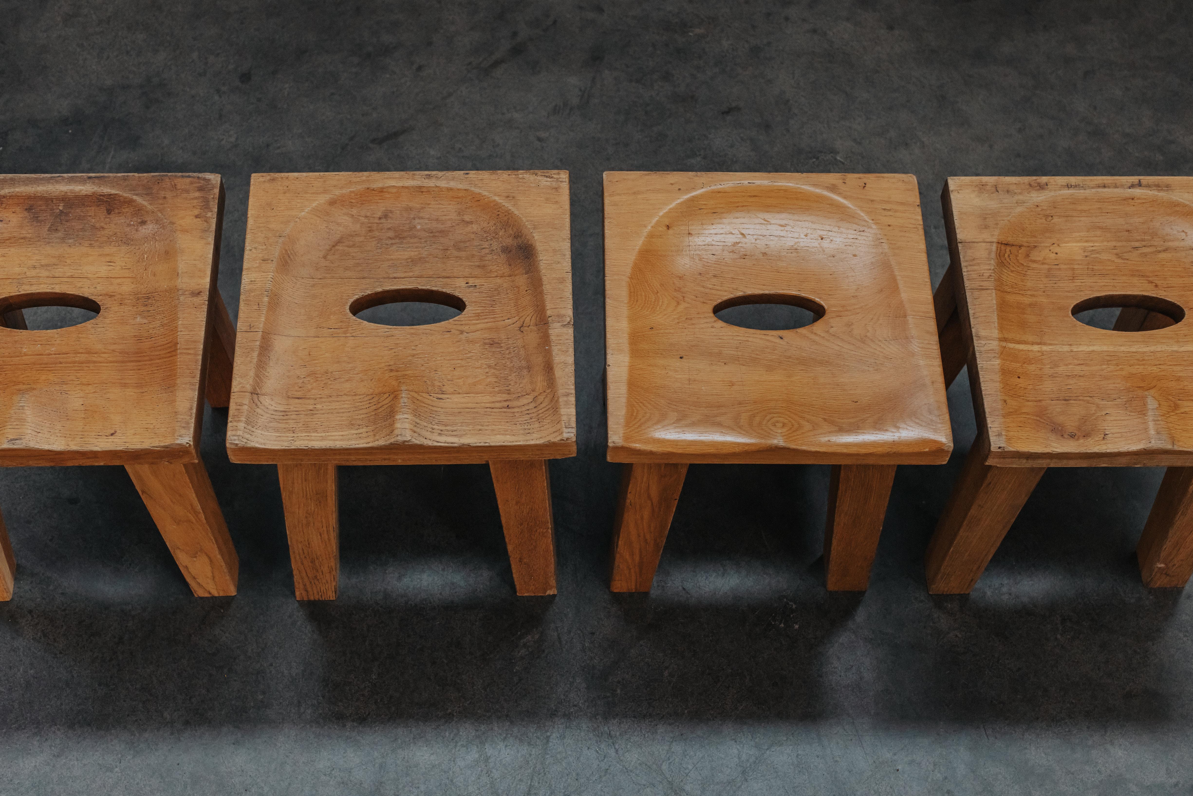 Set di quattro sgabelli vintage in Oak provenienti dalla Francia, CIRCA 1960 In condizioni buone in vendita a Nashville, TN