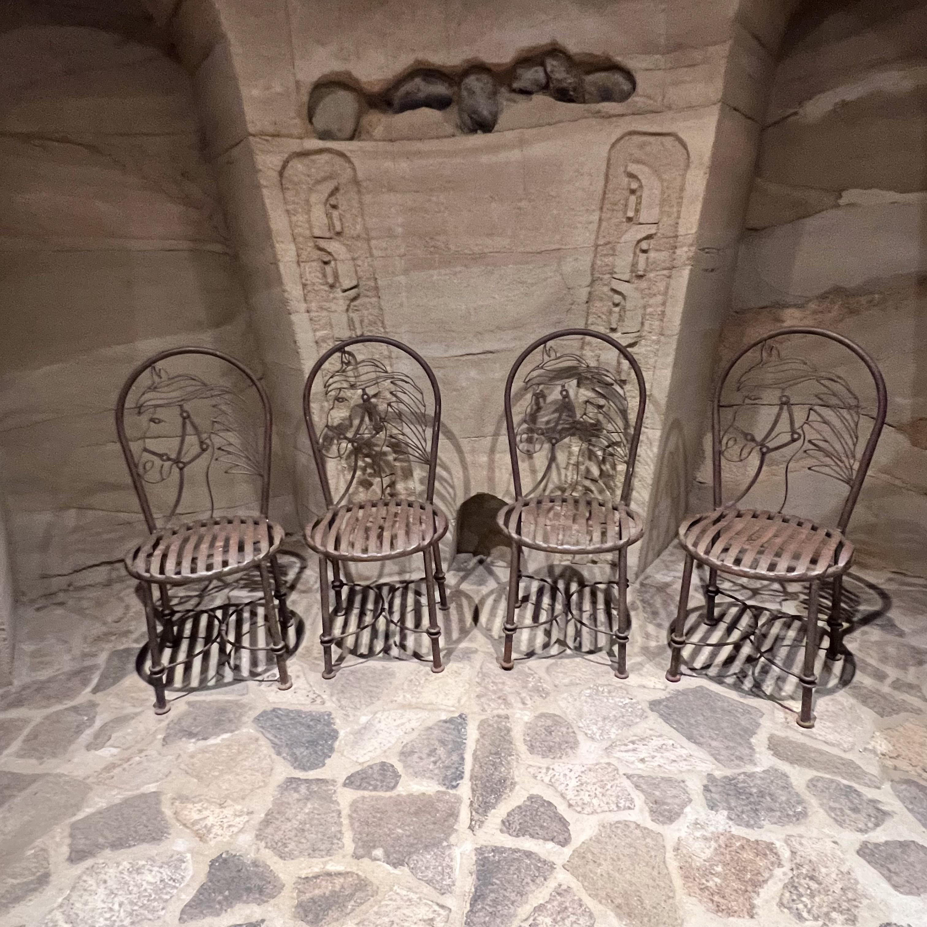 Set di quattro sedie a cavallo rustiche in ferro
42,25 h x 20 l x 21,5 p Seduta 18,5 h
Condizioni d'epoca pre-possedute e non restaurate
Consulta il rivenditore per maggiori informazioni
Fai riferimento alle immagini