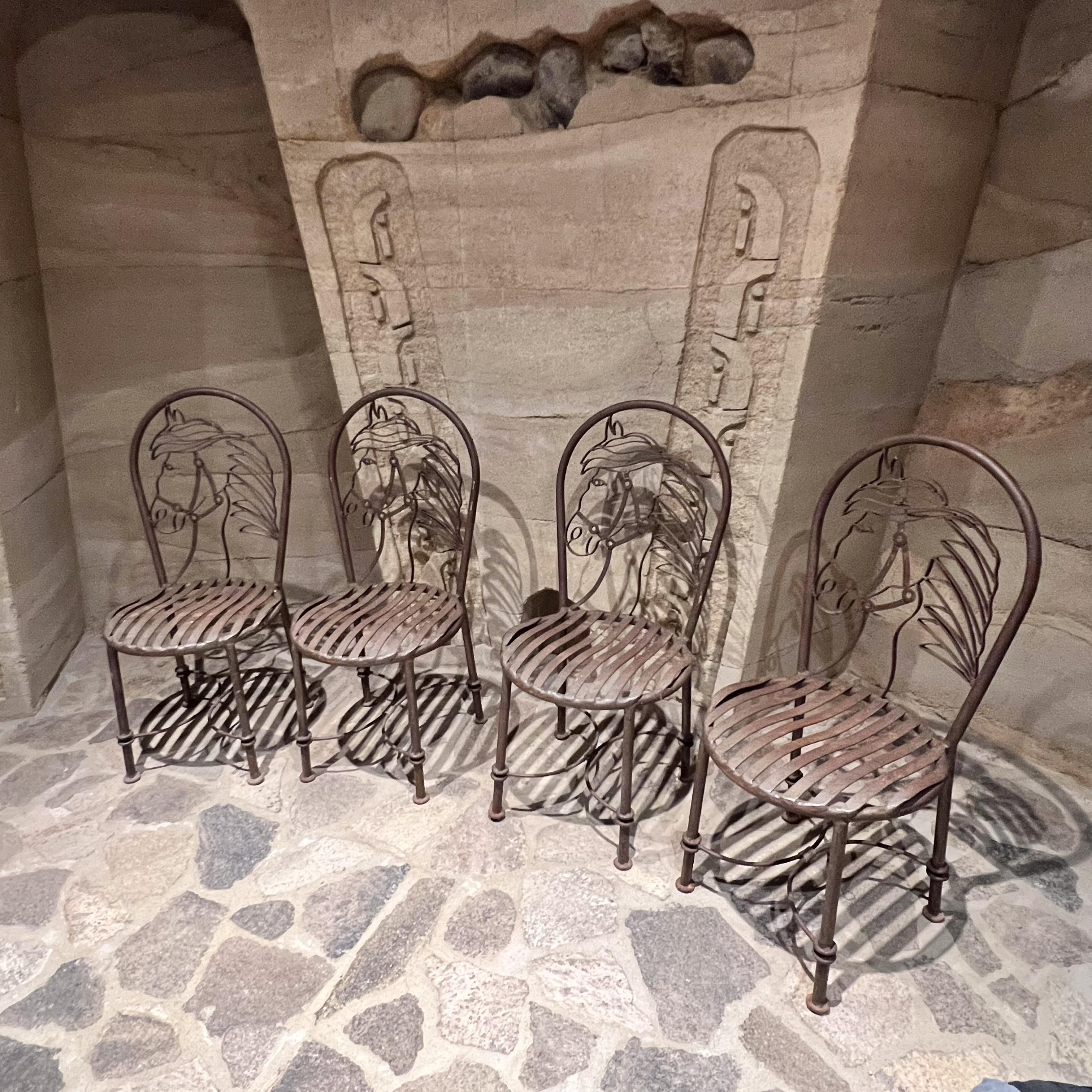 Mid-Century moderno Set di quattro sedie rustiche in ferro per cavalli Vintage By in vendita