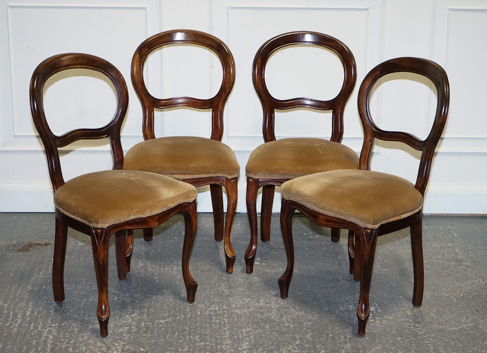 
Siamo lieti di offrire in vendita questo set vintage di quattro sedie da pranzo con schienale a palloncino in legno. 
\
Presentano una squisita miscela di design classico e comfort di lusso. Ogni sedia presenta uno schienale a palloncino