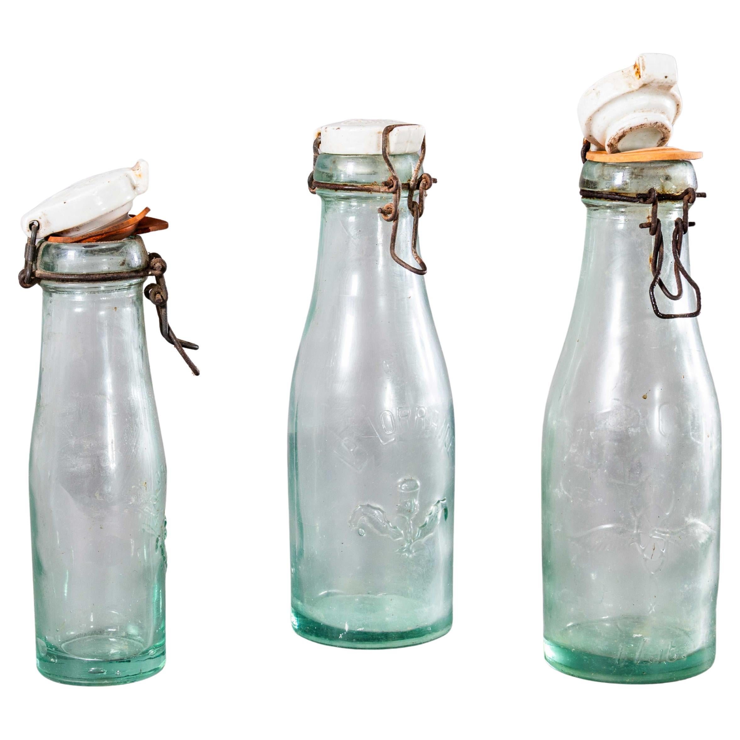 Vintage Set von Französisch Glasflaschen mit Kappen - Set von drei