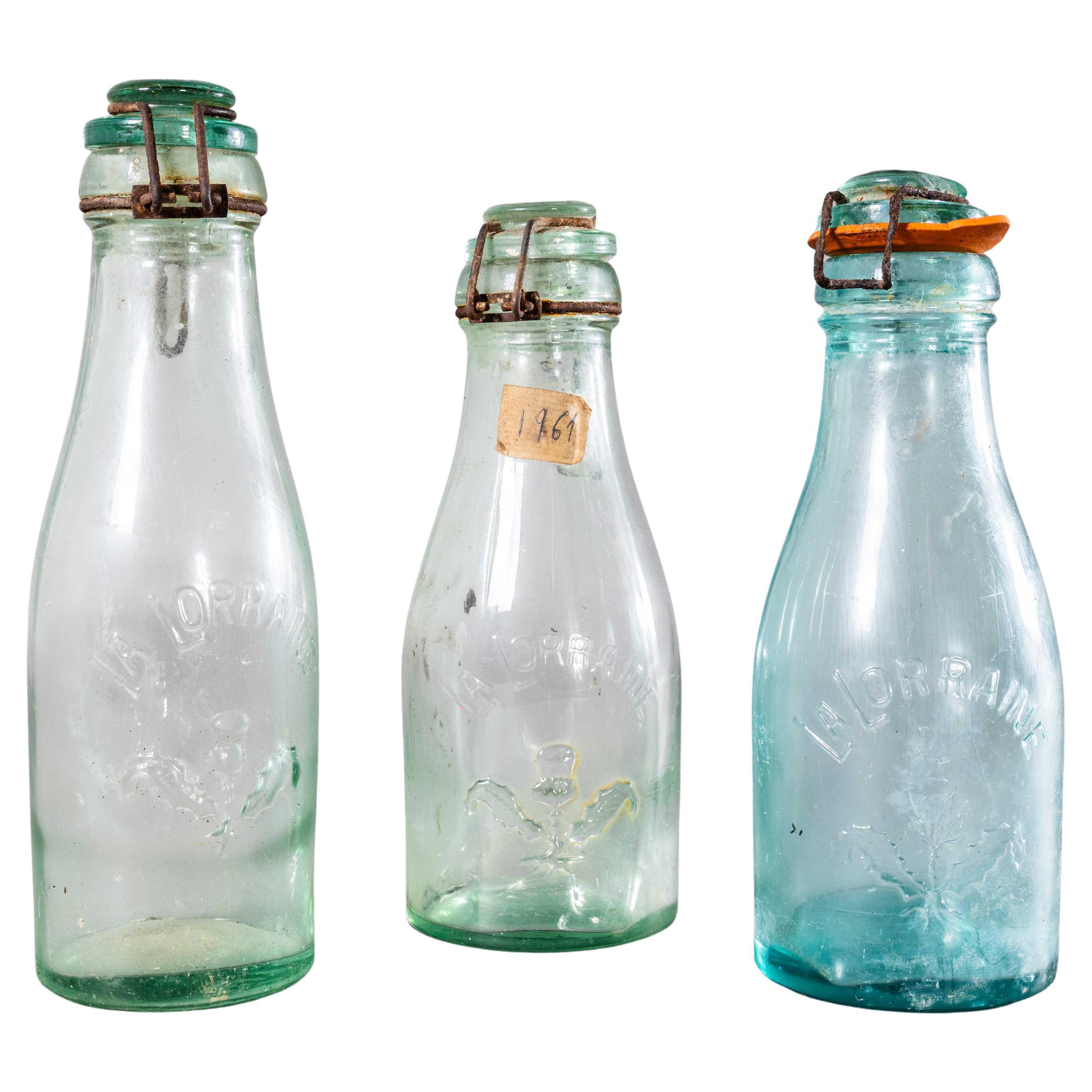 Vintage Set von Französisch Glasflaschen mit Kappen - Set von drei