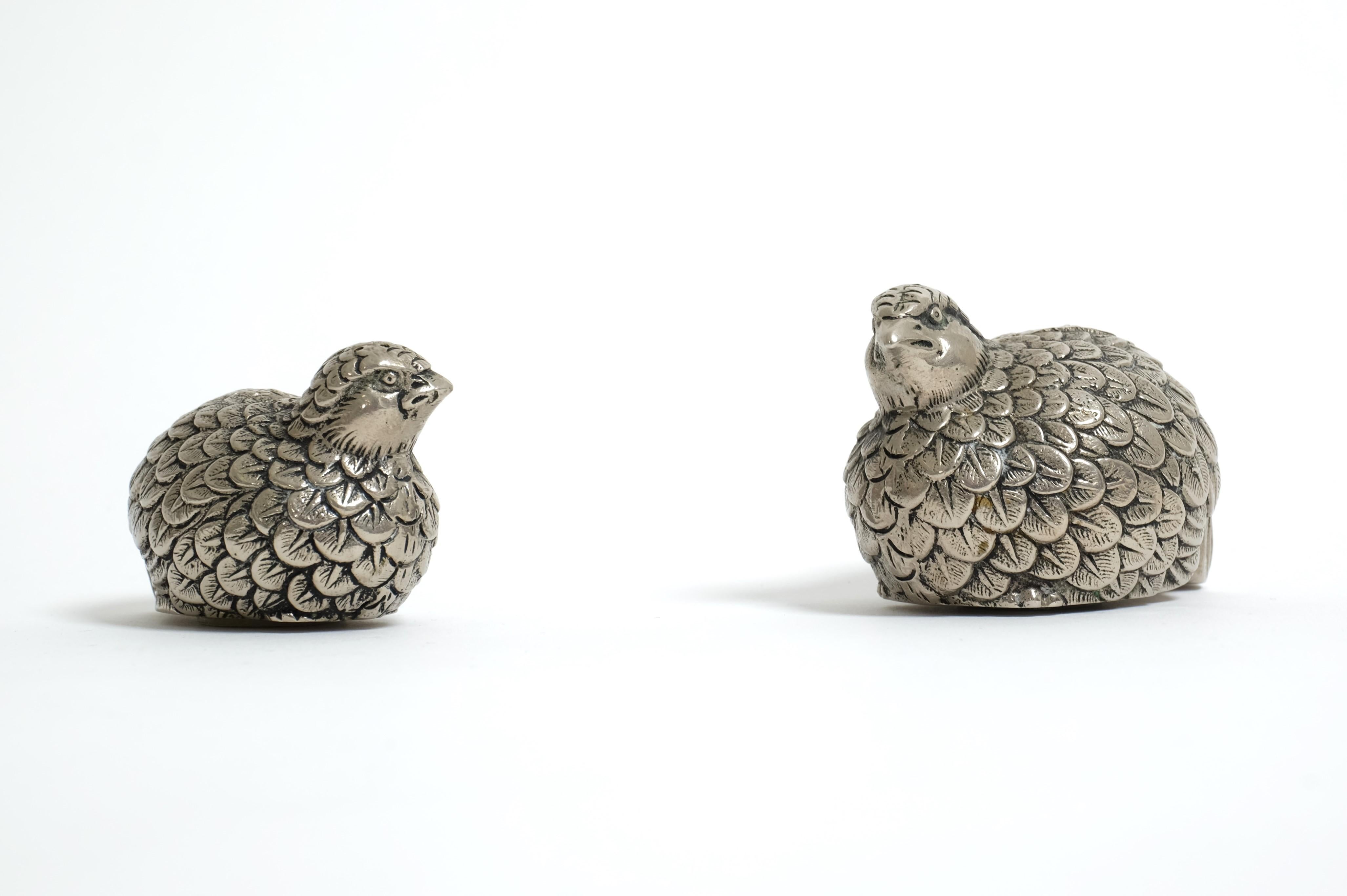 Set of decorative silver-plated quail salt and pepper shakers, Italy 1960s. 

Signed Gucci and Made in Italy on the bottom. 

Good general condition. On the buttom, the silver plating of shakers is peeling off a bit.

Dimensions:

Salt Shaker
Length